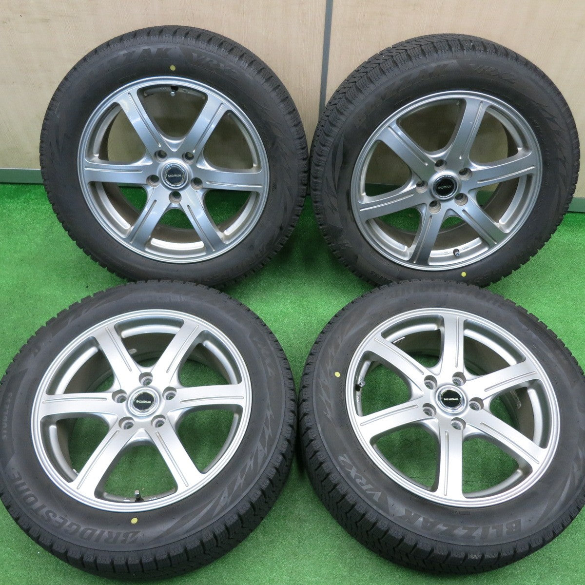 [送料無料] バリ溝！22年！キレイ！9.5分★スタッドレス 215/55R17 ブリヂストン ブリザック VRX2 BALMINUM バルミナ 17インチ PCD114.3/5H★4101601NJス