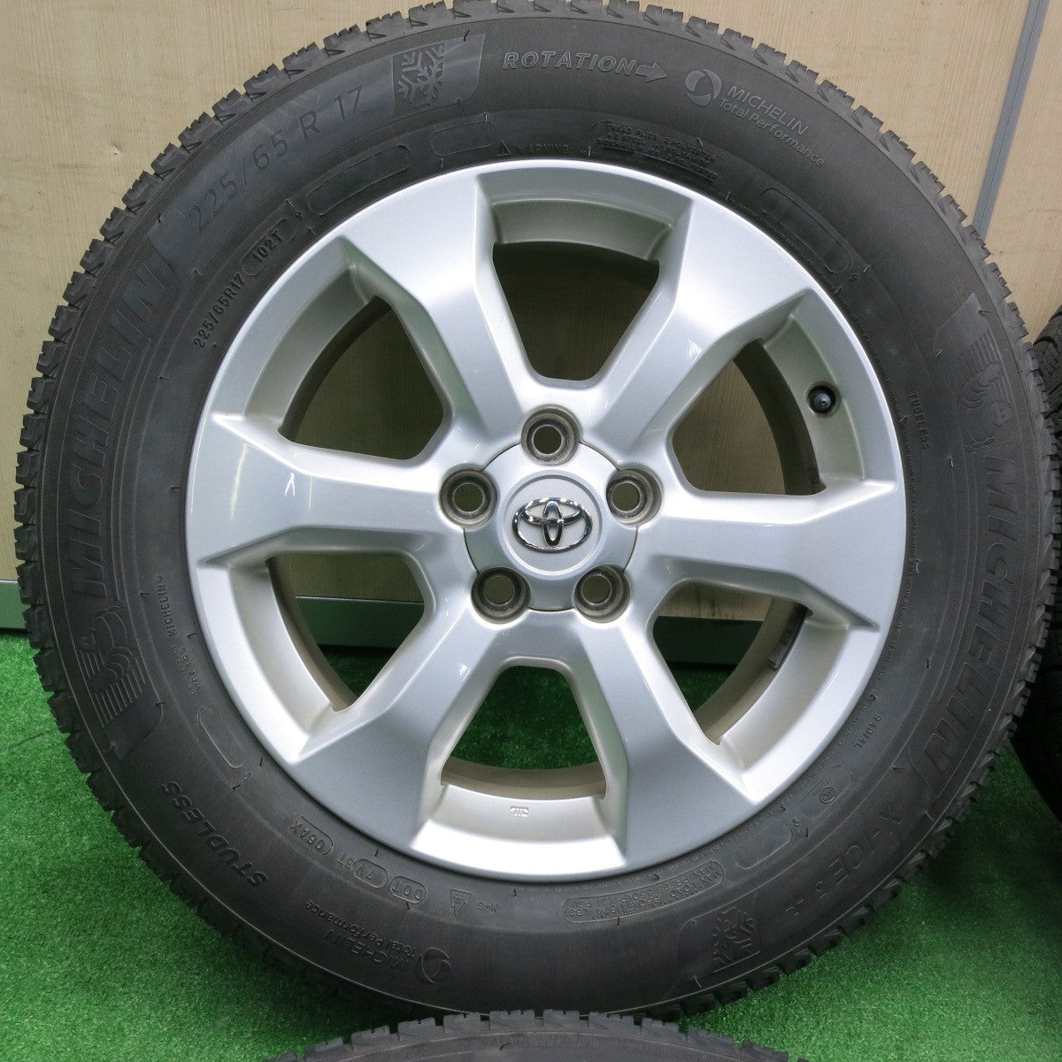 [送料無料] キレイ★トヨタ ヴァンガード 純正 225/65R17 スタッドレス ミシュラン X-ICE3+ 17インチ PCD114.3/5H★4120807TNス