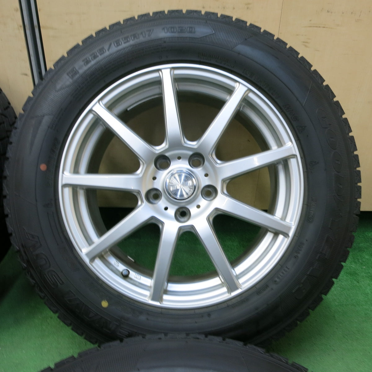 [送料無料] バリ溝！キレイ！9.5分★スタッドレス 225/65R17 グッドイヤー アイスナビ SUV ravrion ラブリオン 17インチ PCD114.3/5H★4092001SYス