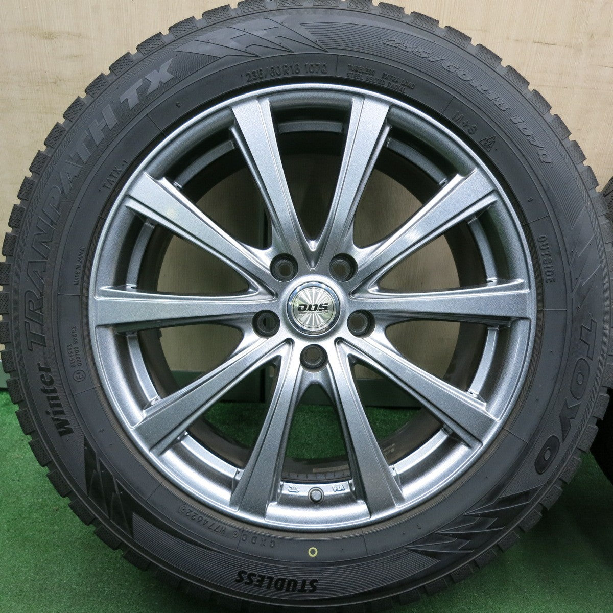 *送料無料* バリ溝！22年！キレイ！9.5分以上★スタッドレス 235/60R18 トーヨー ウインタートランパス TX D.O.S. DOS 18インチ PCD114.3/5H★4060103HAス