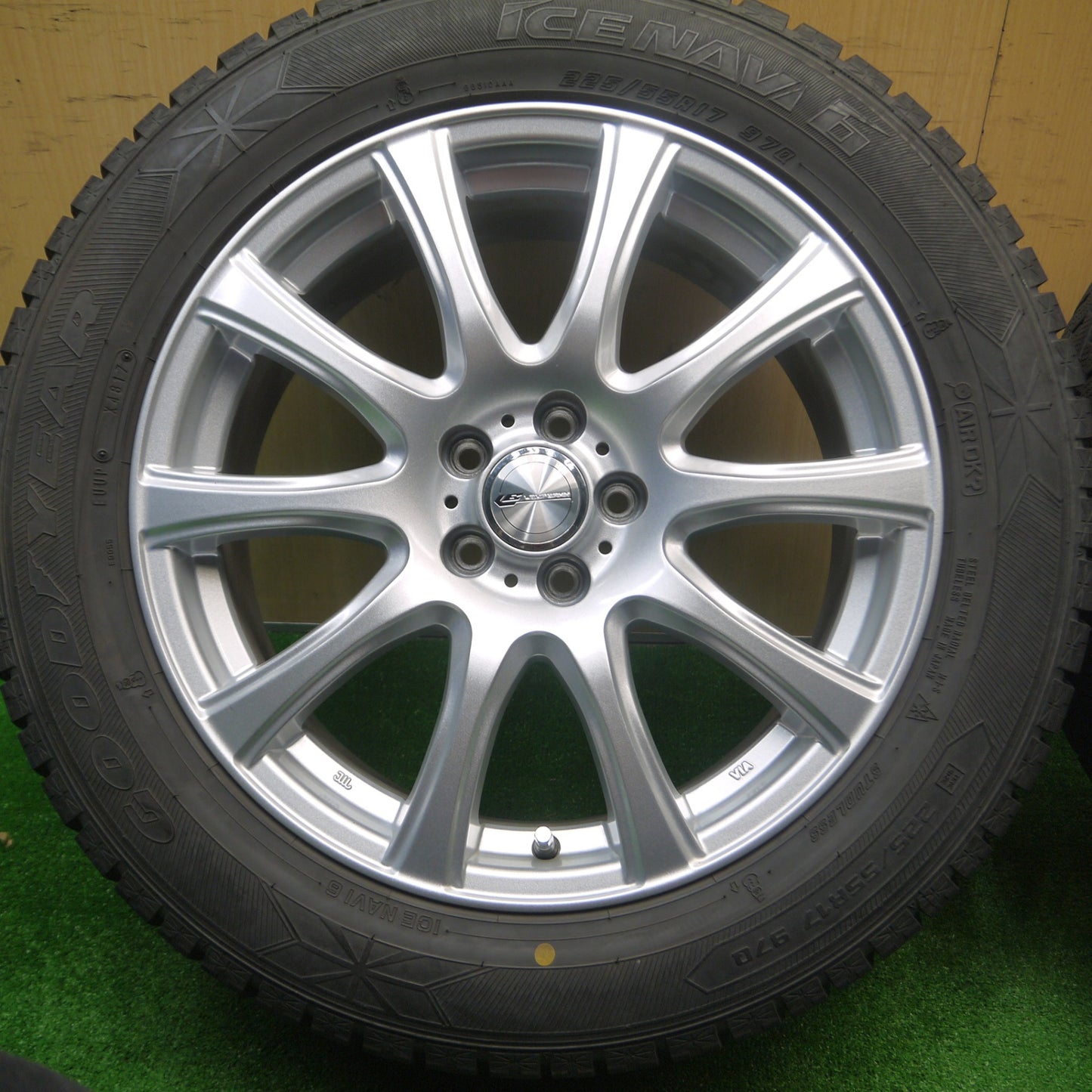 *送料無料* バリ溝！キレイ！9.5分★XV 等 225/55R17 スタッドレス グッドイヤー アイスナビ6 LAUFBAHN 17インチ PCD100/5H★4090204Hス