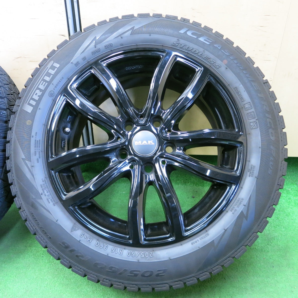 *送料無料* バリ溝！8.5分★BMW 等 MAK 205/60R16 スタッドレス ピレリ アイスアシンメトリコ プラス 16インチ PCD112/5H★4061401ナス