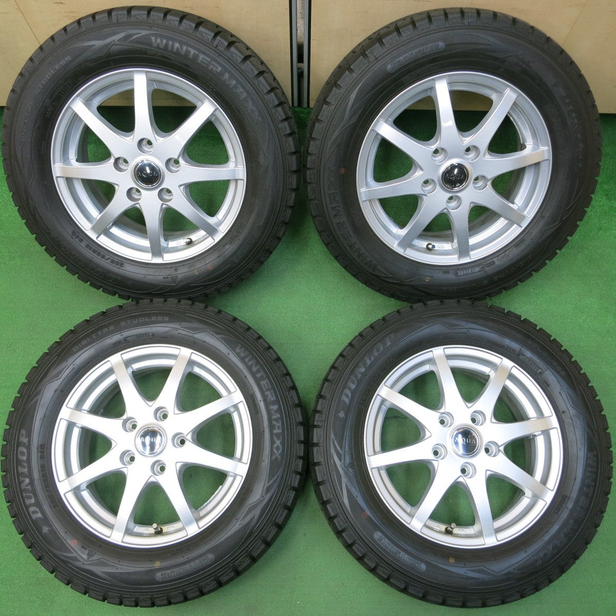 *送料無料* 超バリ溝！綺麗！ほぼ10分★スタッドレス 205/65R15 ダンロップ ウインターマックス WM01 AQUA アクア 15インチ PCD114.3/5H★4041901イス