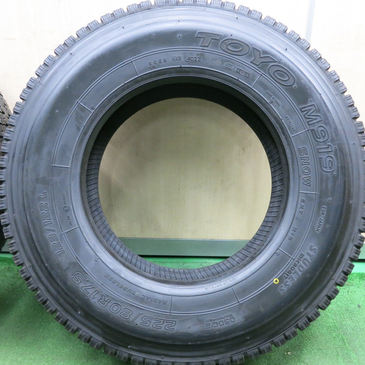 *送料無料* ほぼ未使用！22年★トラック タイヤ 225/80R17.5 123/122L スタッドレス トーヨー M919 17.5インチ★4071011HAスタ