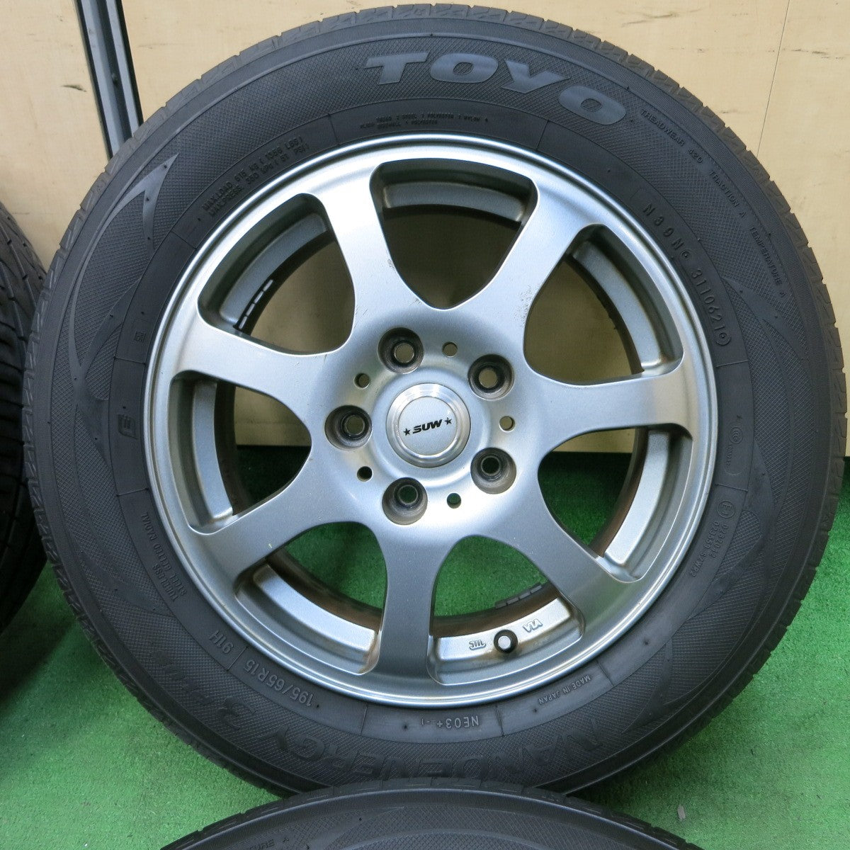 [送料無料] バリ溝！21年！8.5分★195/65R15 トーヨー ナノエナジー3 プラス SUW DW552 15インチ PCD114.3/5H★4100206SYノ