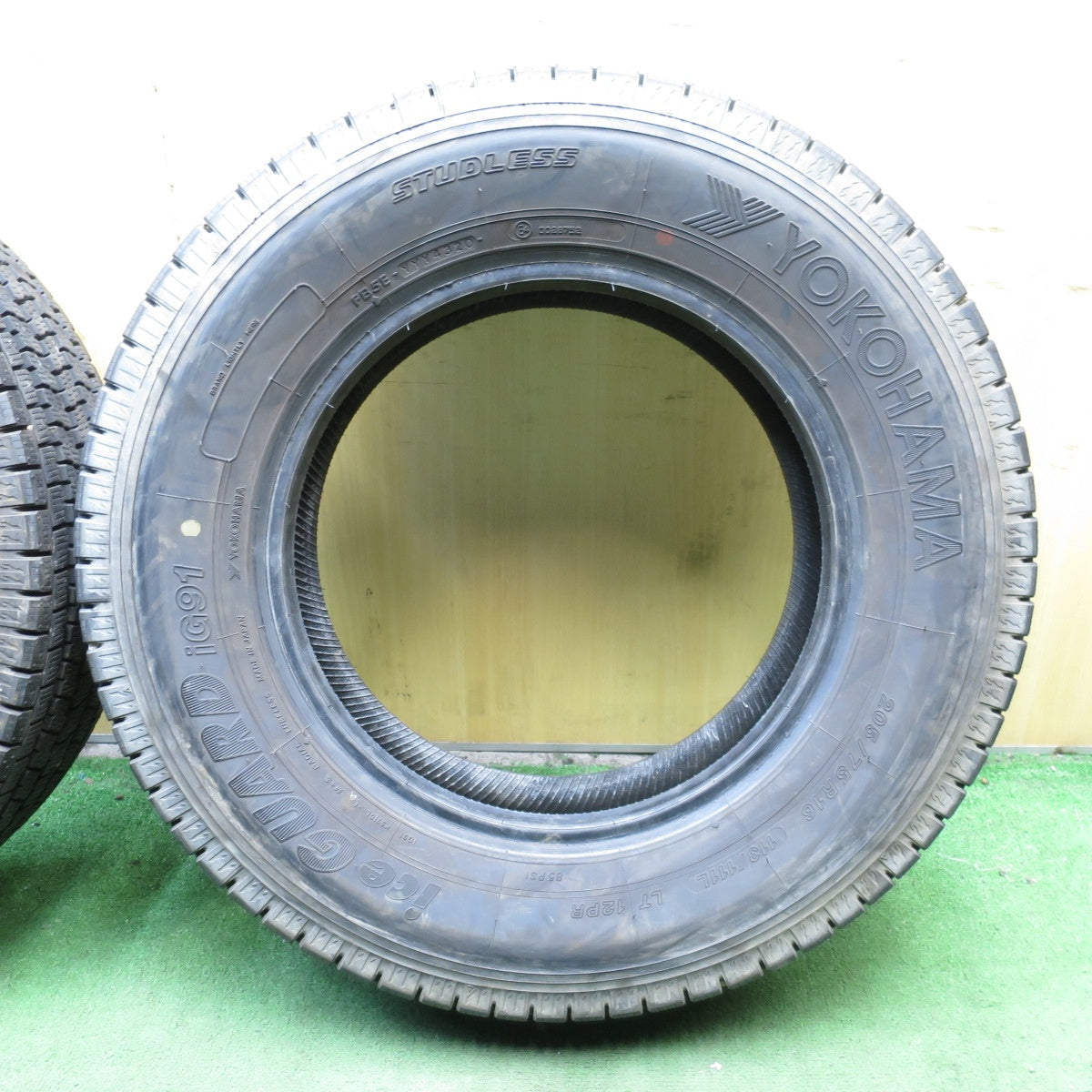 *送料無料* バリ溝！20年！9.5分以上★トラック タイヤ 205/75R16 113/111L 12PR スタッドレス ヨコハマ アイスガード iG91 16インチ★4052505クスタ