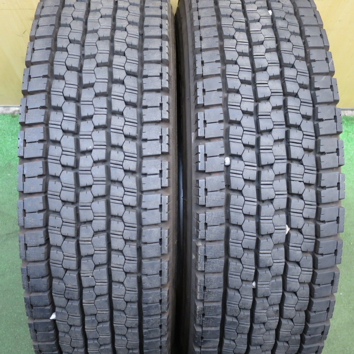 *送料無料* バリ溝！23年！9分★トラック タイヤ 225/80R17.5 123/122L スタッドレス ブリヂストン W999 17.5インチ★4032301クスタ