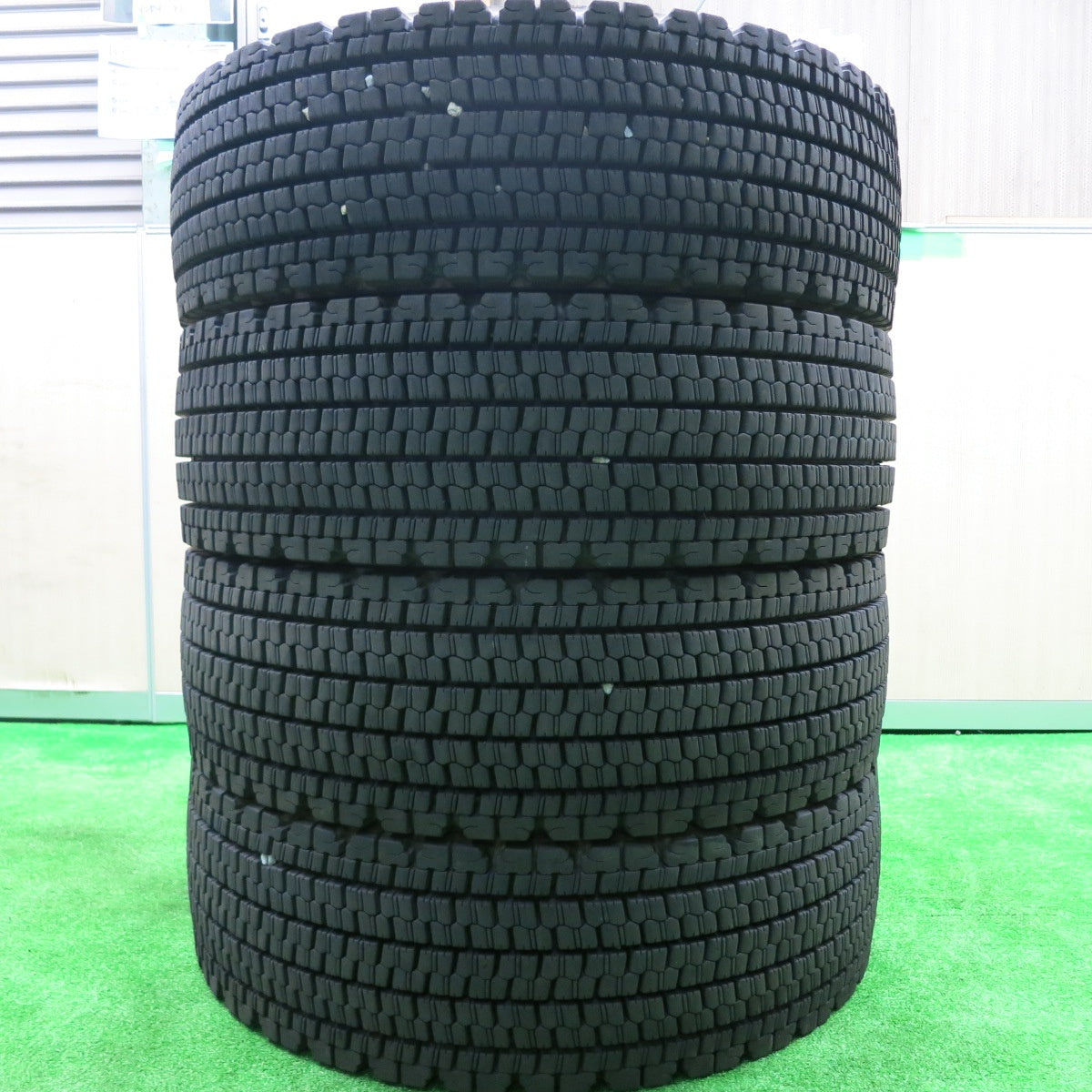 *送料無料* バリ溝！23年！9.5分★トラック タイヤ 265/70R19.5 140/138J スタッドレス ブリヂストン W900 19.5インチ★4080703HAスタ