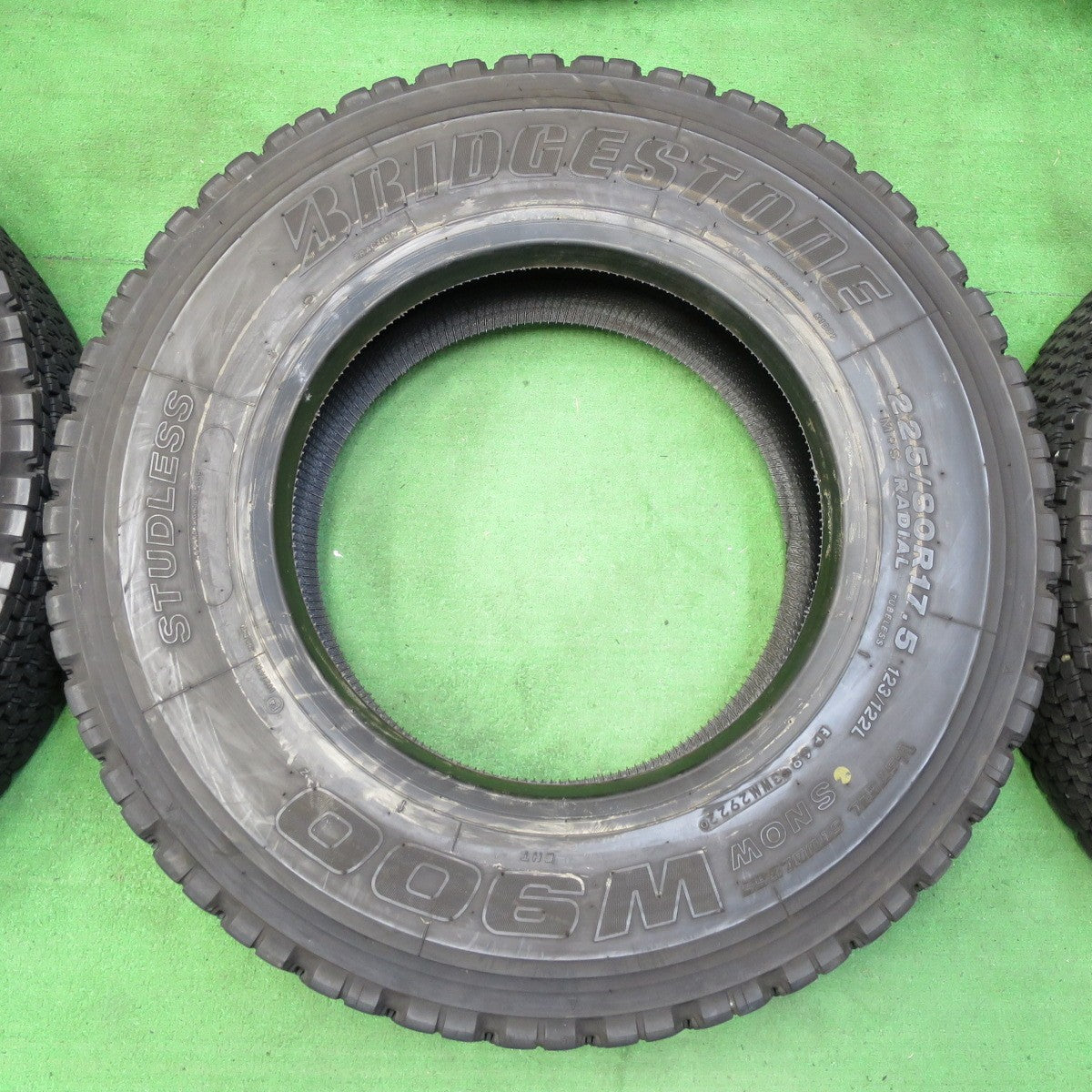 BRIDGESTONE ブリヂストン V-STEEL STUDLESS W900 225/80R17.5