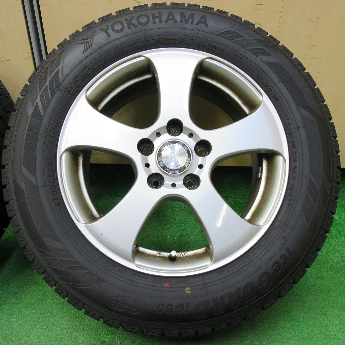 *送料無料* バリ溝！22年！ほぼ10分★スタッドレス 205/65R16 ヨコハマ アイスガード iG60 Grave 16インチ PCD114.3/5H★4060903イス