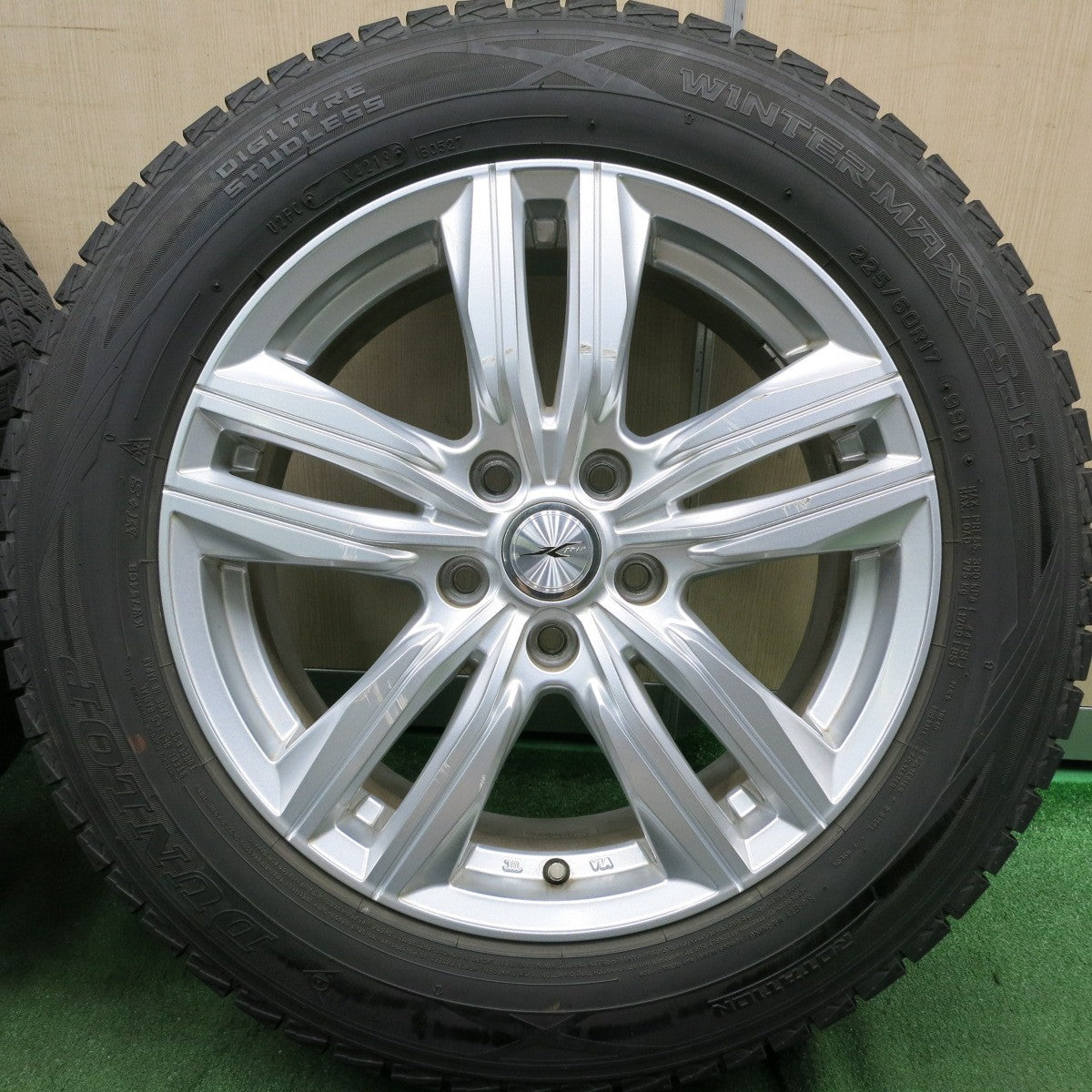 *送料無料* バリ溝！9.5分★スタッドレス 225/60R17 ダンロップ ウインターマックス SJ8 JOKER ジョーカー 17インチ PCD114.3/5H★4061602HAス