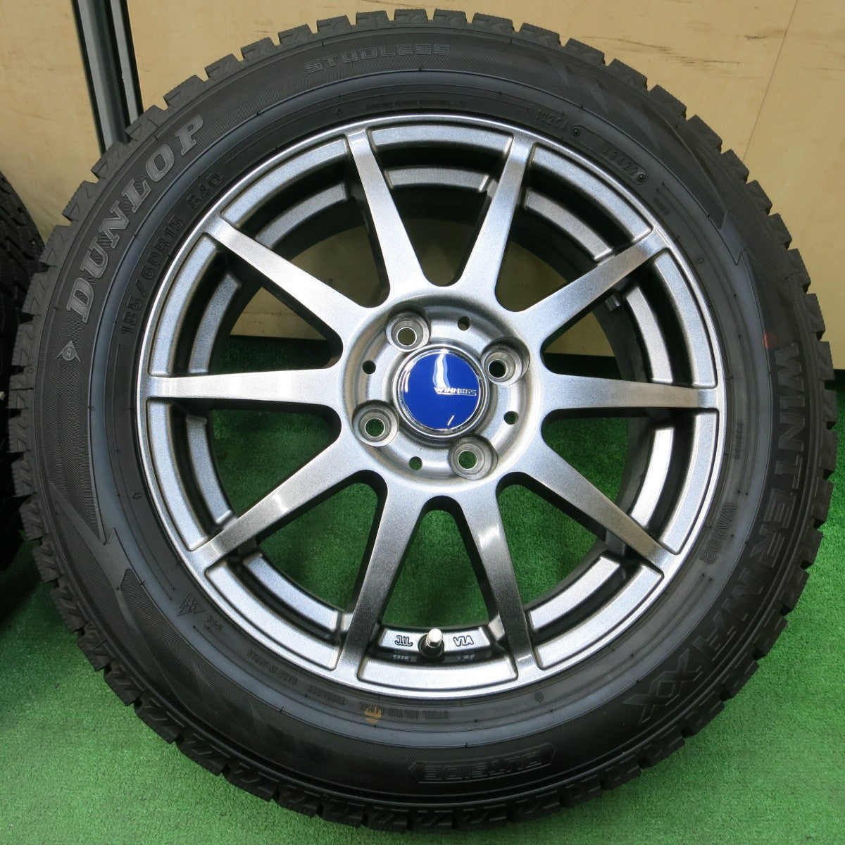 *送料無料* バリ溝！22年！キレイ！ほぼ10分★スタッドレス 185/60R15 ダンロップ ウインターマックス WM02 WINNERS 15インチ PCD100/4H★4031908イス