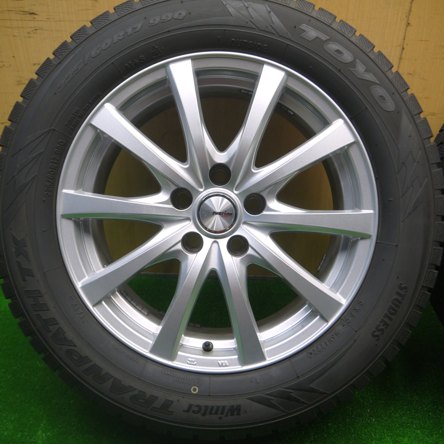 *送料無料* バリ溝！22年！キレイ！9.5分以上★スタッドレス 225/60R17 トーヨー ウインター トランパス TX ravrion RS01 ラブリオン PCD114.3/5H★4080503Hス