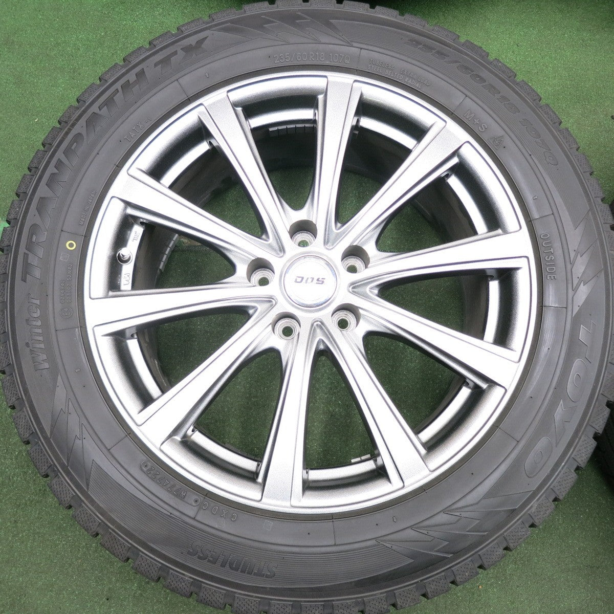 *送料無料* バリ溝！22年！キレイ！9.5分以上★スタッドレス 235/60R18 トーヨー ウインタートランパス TX D.O.S. DOS 18インチ PCD114.3/5H★4060103HAス