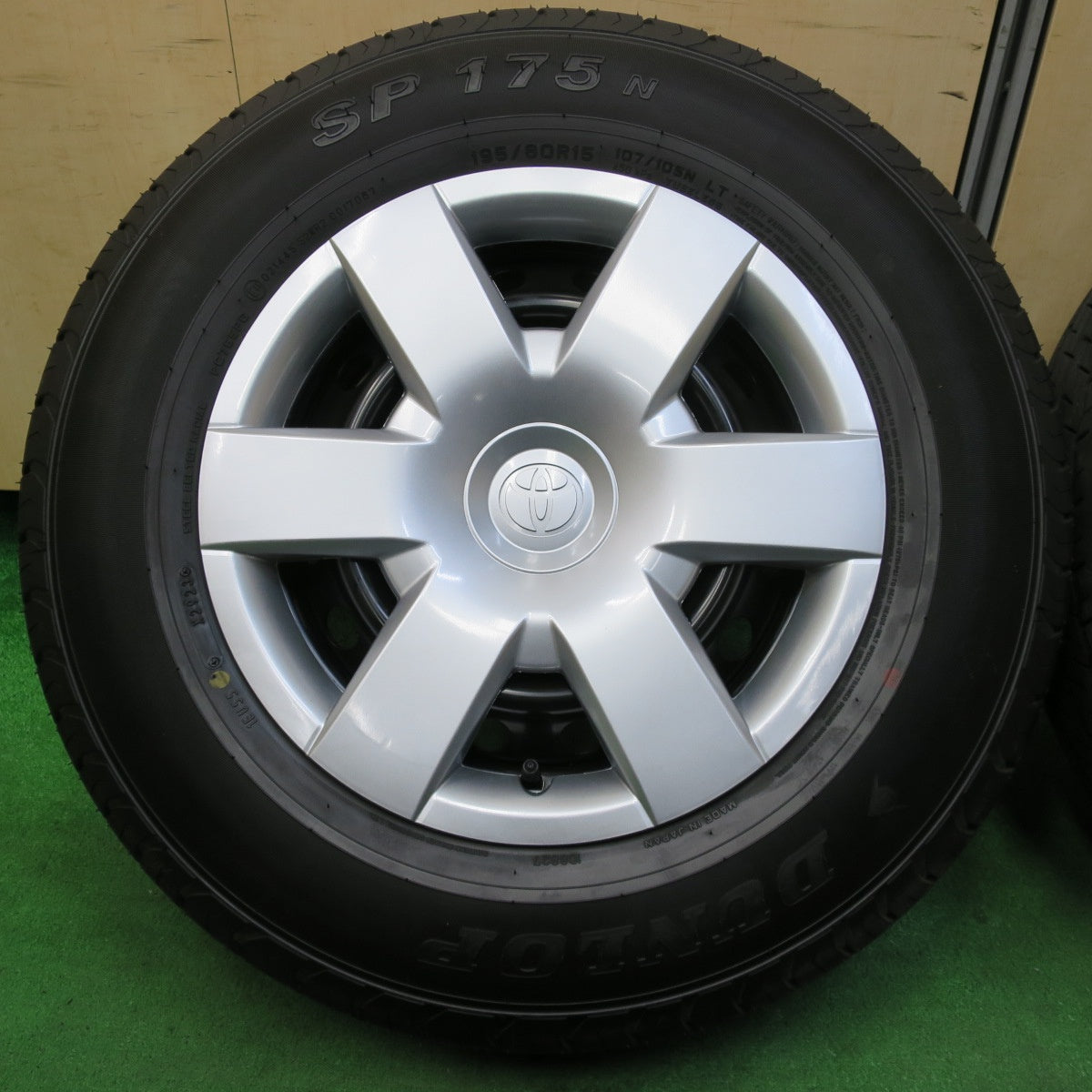 *送料無料* 新車外し！23年★トヨタ 200系 ハイエース 純正 スチール 195/80R15 107/105N ダンロップ SP175N 15インチ PCD139.7/6H★4072207イノ