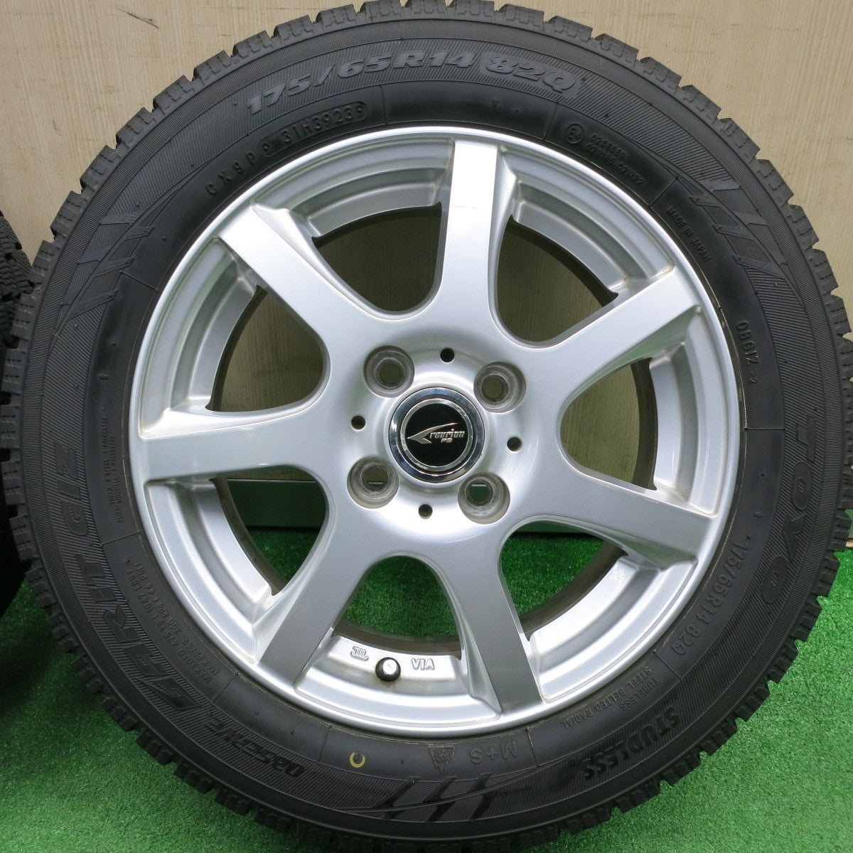 [送料無料] バリ溝！23年！キレイ！ほぼ10分★スタッドレス 175/65R14 トーヨー オブザーブ ガリット GIZ ravrion P3 ラブリオン 14インチ PCD100/4H★4112908HAス