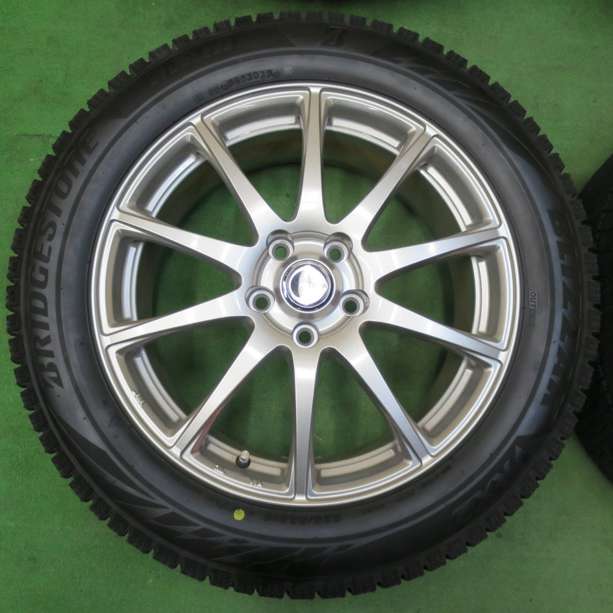 [送料無料] バリ溝！23年！キレイ！ほぼ10分★スタッドレス 225/55R18 ブリヂストン ブリザック VRX2 ECO FORME エコフォルム 18インチ PCD114.3/5H★4121001イス