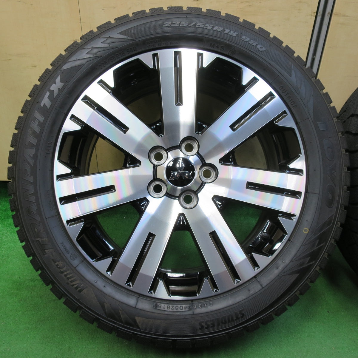 *送料無料* タイヤほぼ未使用！キレイ★三菱 デリカ D:5 純正 225/55R18 スタッドレス トーヨー ウインター トランパス TX D5  PCD114.3/5H★4082404イス