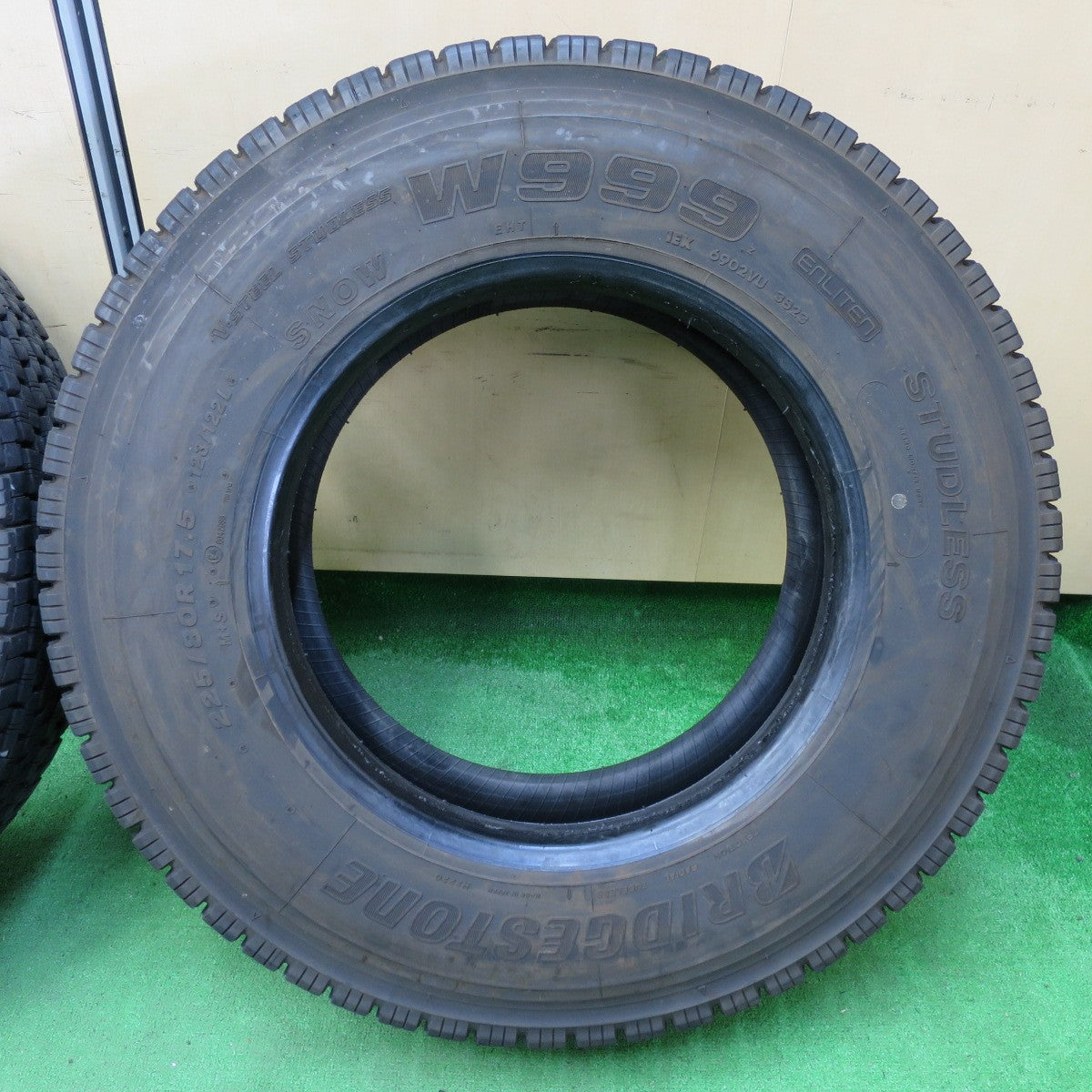 *送料無料* バリ溝！23年！9.5分★トラック タイヤ 225/80R17.5 123/122L スタッドレス ブリヂストン W999 17.5インチ★4060401イスタ