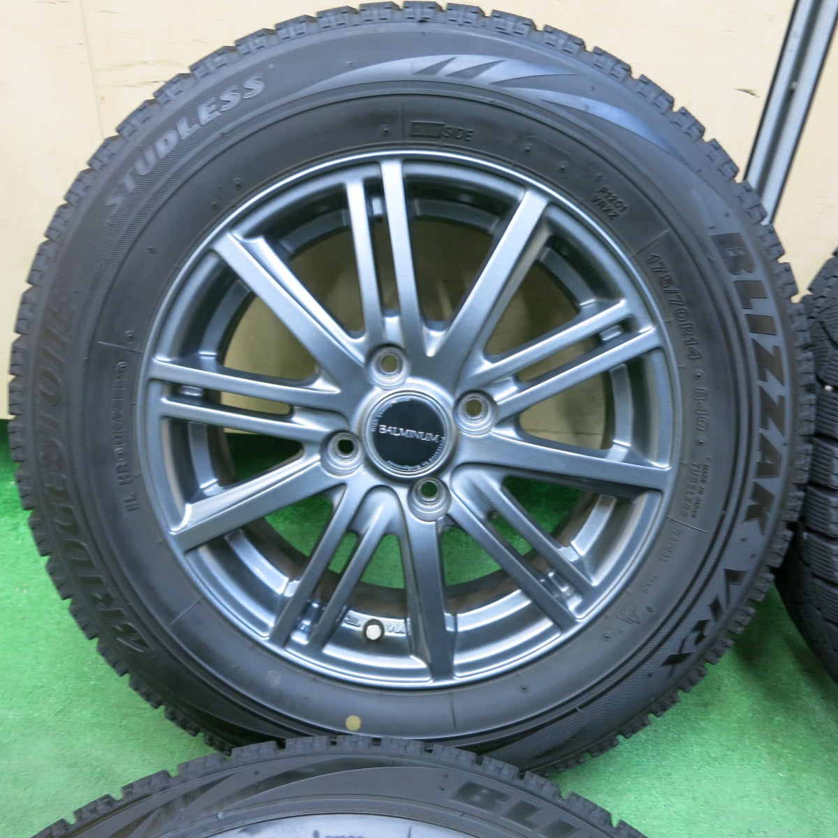 [送料無料] バリ溝！キレイ！9分★スタッドレス 175/70R14 ブリヂストン ブリザック VRX BALMINUM バルミナ 14インチ PCD100/4H★4102510SYス