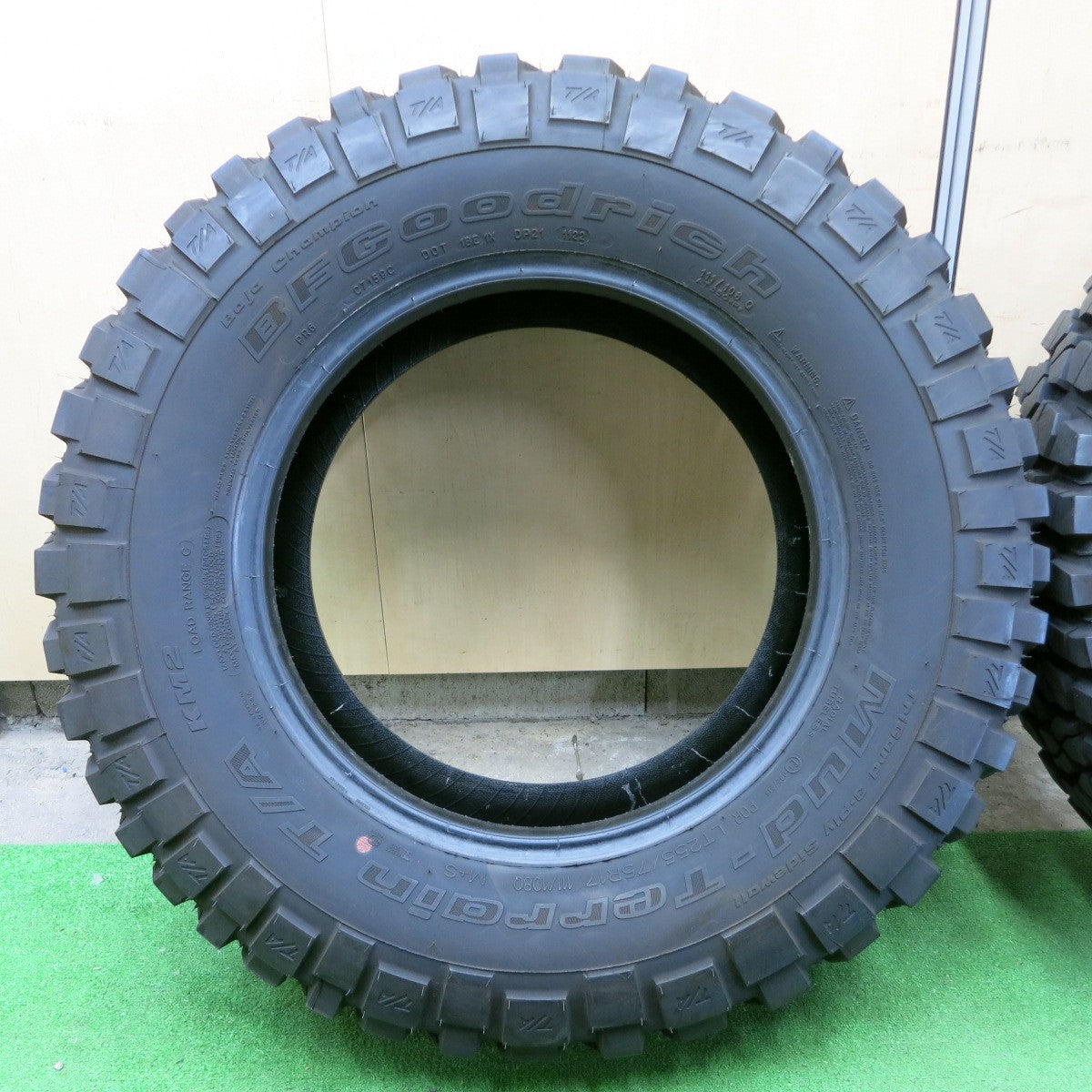 *送料無料* バリ溝！22年！9.5分★255/75R17 111/108Q BFグッドリッチ Mud-Terrain T/A KM2 17インチ  JEEP ジープ ラングラー プラド等★4070501ナノタ