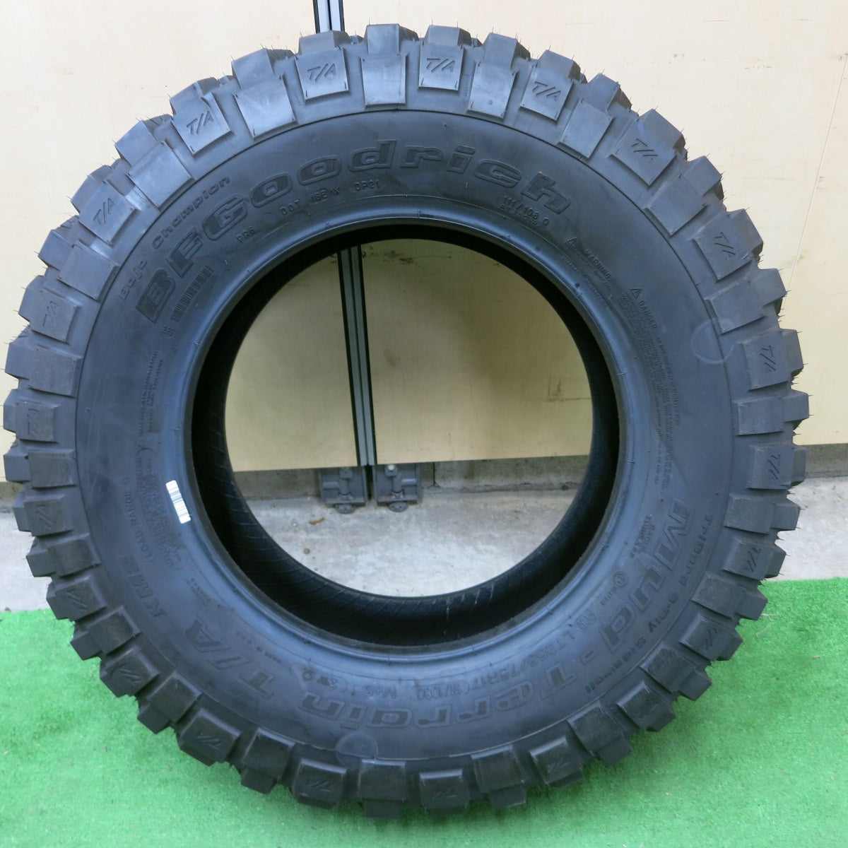 *送料無料* 未使用！22年★255/75R17 111/108Q BFグッドリッチ Mud-Terrain T/A KM2 17インチ JEEP ジープ ラングラー プラド等★4070502ナノタ