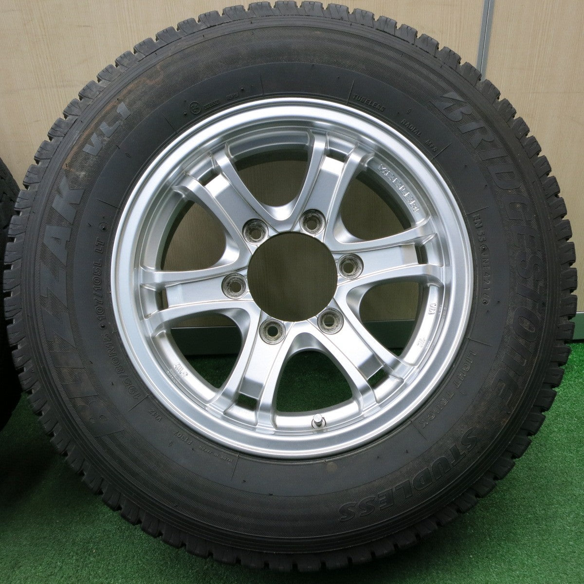 *送料無料* バリ溝！キレイ！8.5分★ハイエース等 KEELER 195/80R15 スタッドレス ブリヂストン ブリザック VL1 キーラー 15インチ PCD139.7/6H★4031807NJス