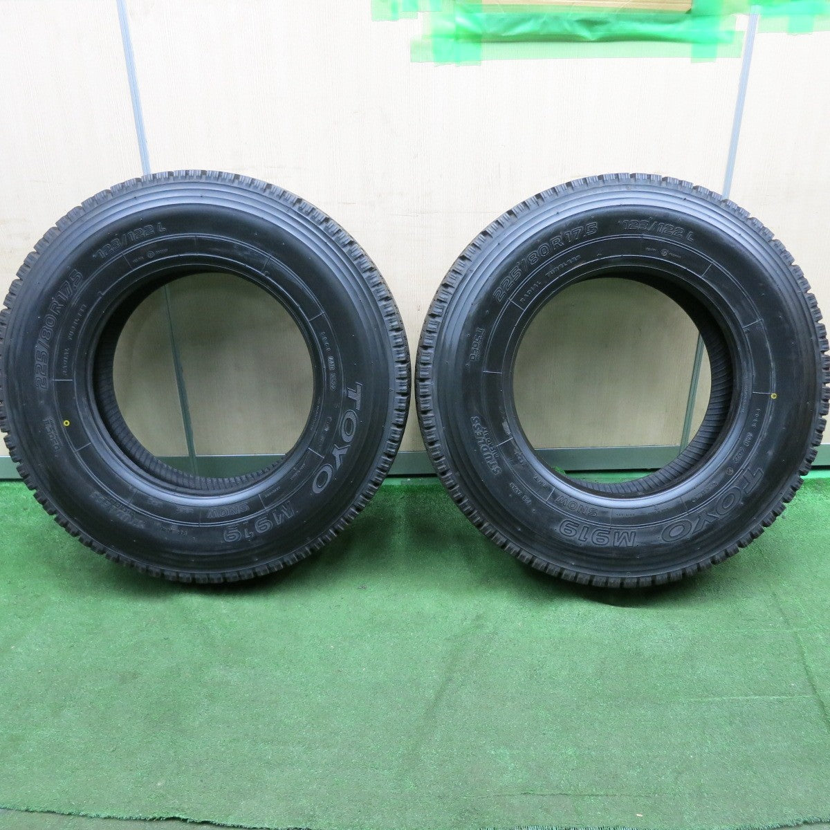 *送料無料* バリ溝！22年！9.5分★トラック タイヤ 225/80R17.5 123/122L スタッドレス トーヨー M919 17.5インチ★4071010HAスタ