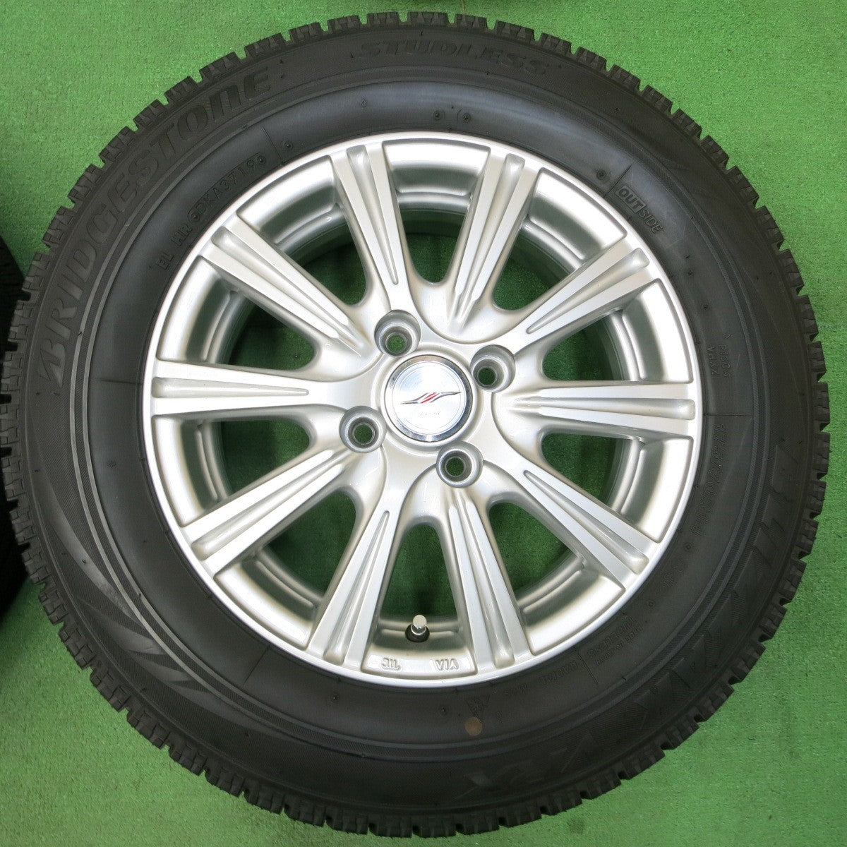 *送料無料* バリ溝！キレイ！ほぼ10分★スタッドレス 175/70R14 ブリヂストン ブリザック VRX JOKER ジョーカー 14インチ PCD100/4H★4051608イス