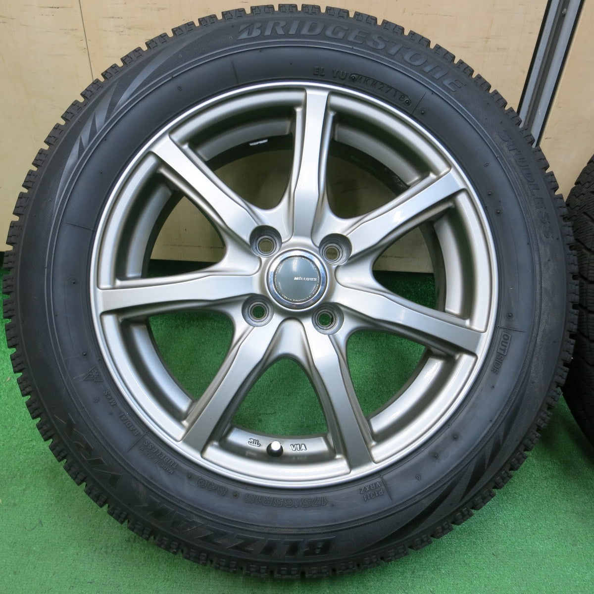 *送料無料* バリ溝！キレイ！8.5分★スタッドレス 175/65R15 ブリヂストン ブリザック VRX MiLLOUS ミルアス 15インチ  PCD100/4H★4041001イス