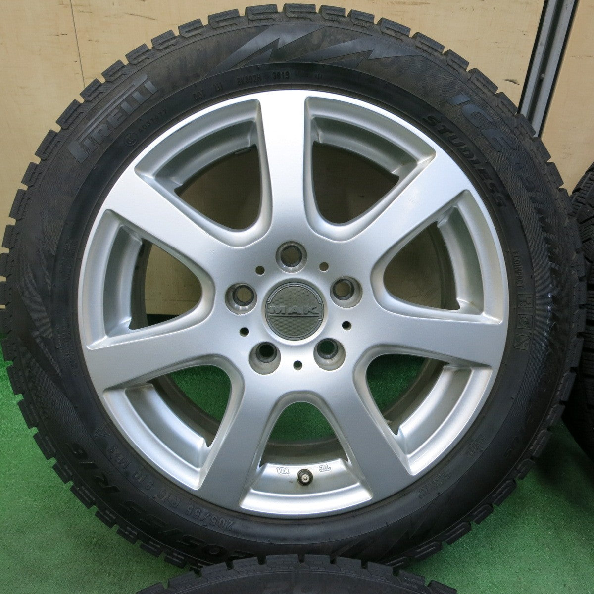 [送料無料] バリ溝！8.5分★ワーゲン 等 MAK DOLOMITI 205/55R16 スタッドレス ピレリ アイスアシンメトリコ プラス ドロミテ PCD112/5H★4102503SYス