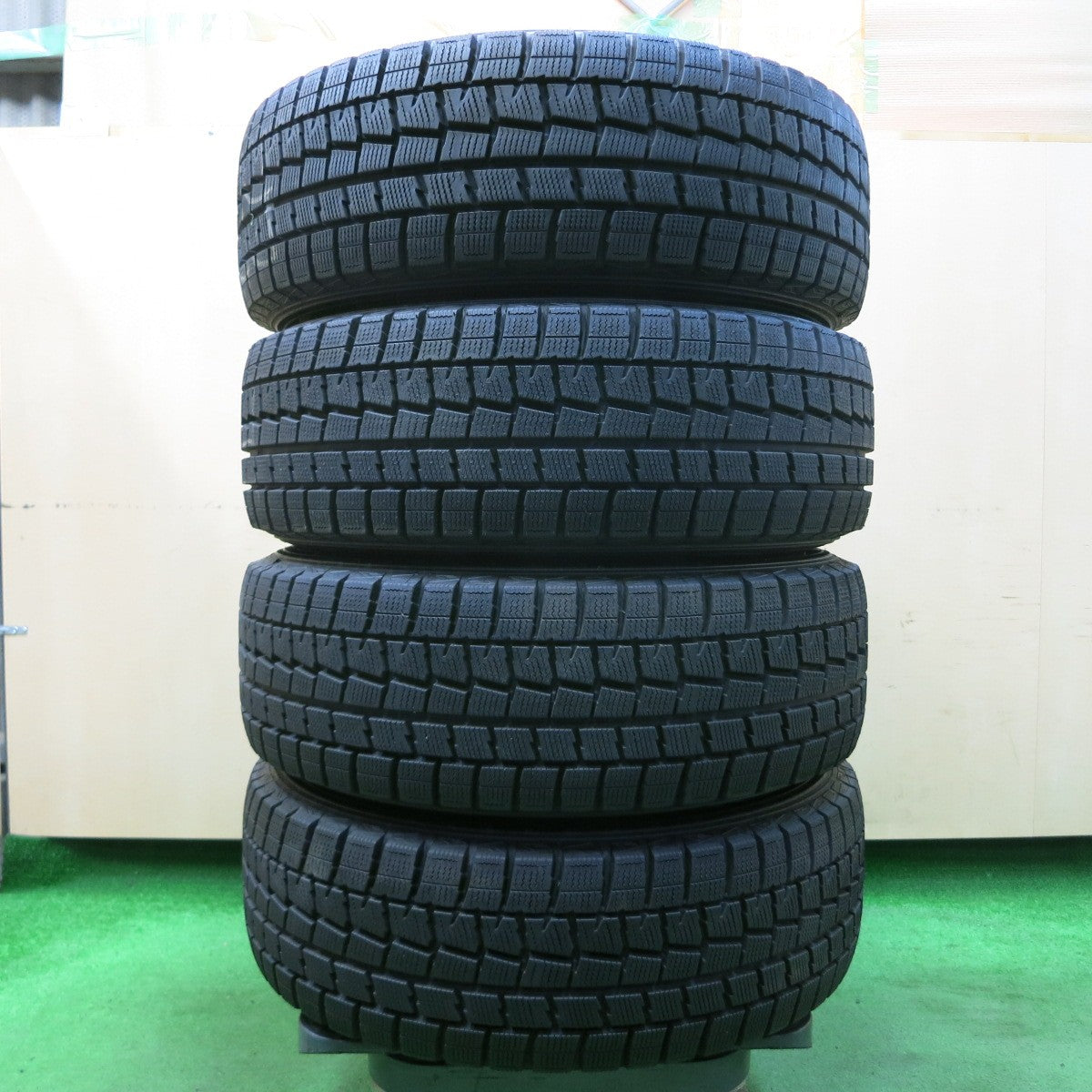 *送料無料* 超バリ溝！綺麗！ほぼ10分★スタッドレス 205/65R15 ダンロップ ウインターマックス WM01 AQUA アクア 15インチ PCD114.3/5H★4041901イス