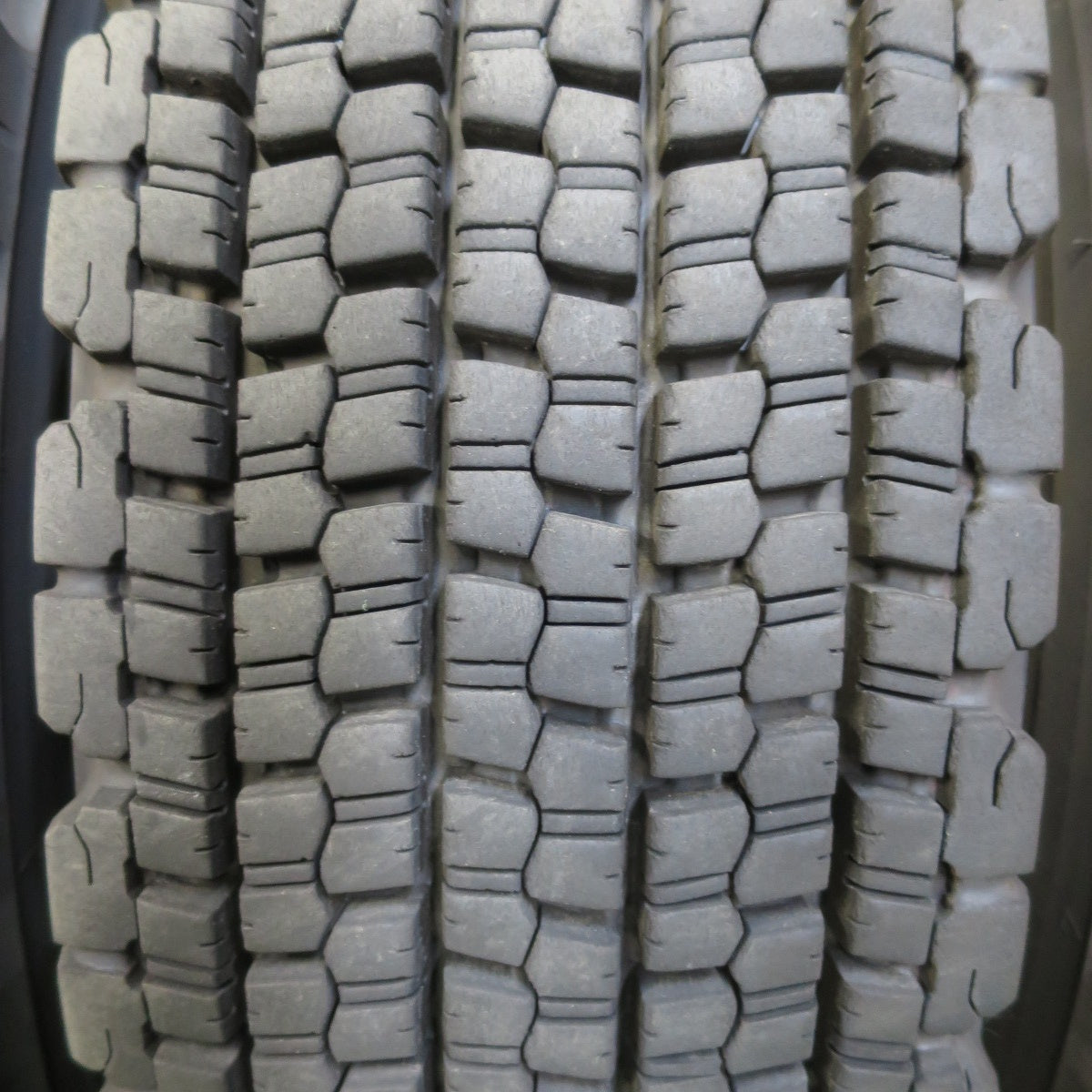 送料無料* バリ溝！22年！9分☆トラック タイヤ 225/80R17.5 123