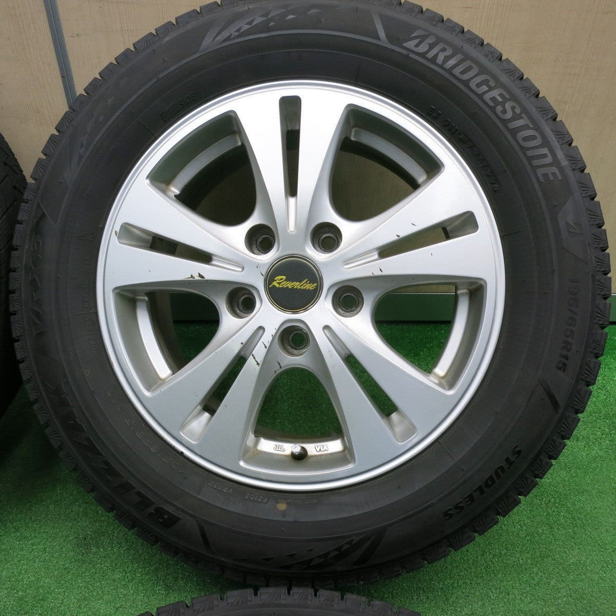 [送料無料] バリ溝！22年！9.5分★スタッドレス 195/65R15 ブリヂストン ブリザック VRX3 Reverline リバーライン 15インチ PCD114.3/5H★4120507TNス