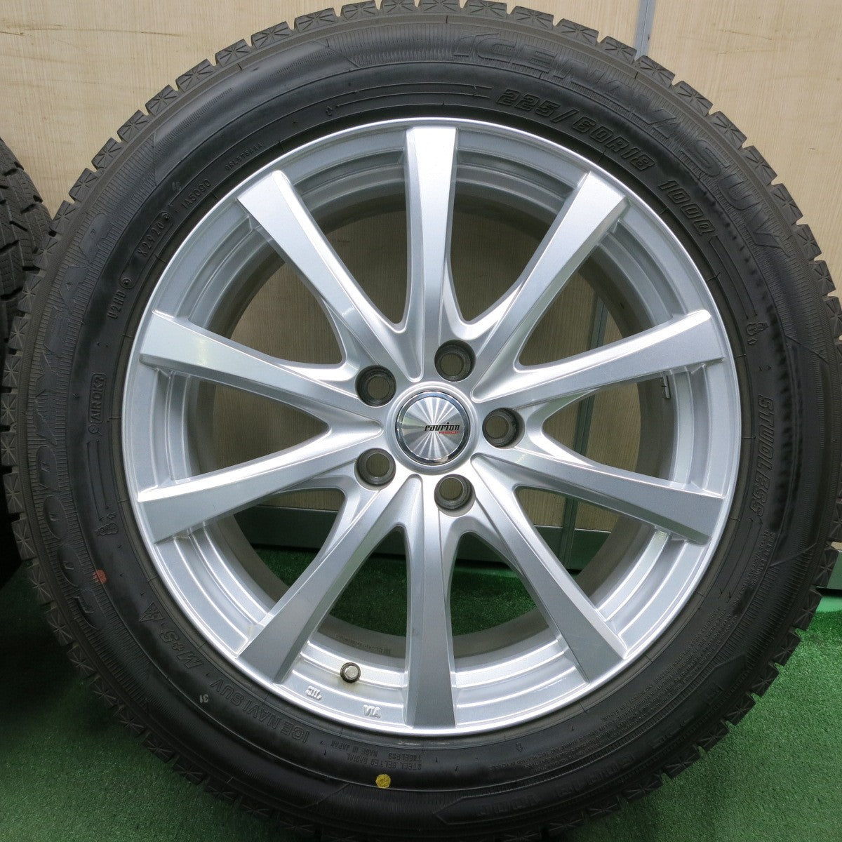 *送料無料* バリ溝！20年！キレイ！9.5分以上★スタッドレス 225/60R18 グッドイヤー アイスナビ SUV ravrion RS01 ラブリオン 18インチ PCD114.3/5H★4051503HAス