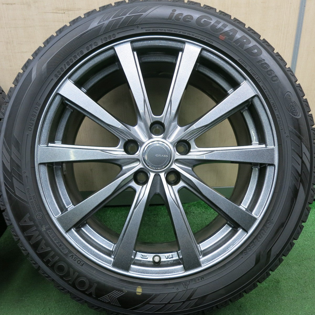 *送料無料* バリ溝！キレイ！ほぼ10分★スタッドレス 235/50R18 ヨコハマ アイスガード iG60 GRASS グラス 18インチ PCD114.3/5H★4060104HAス