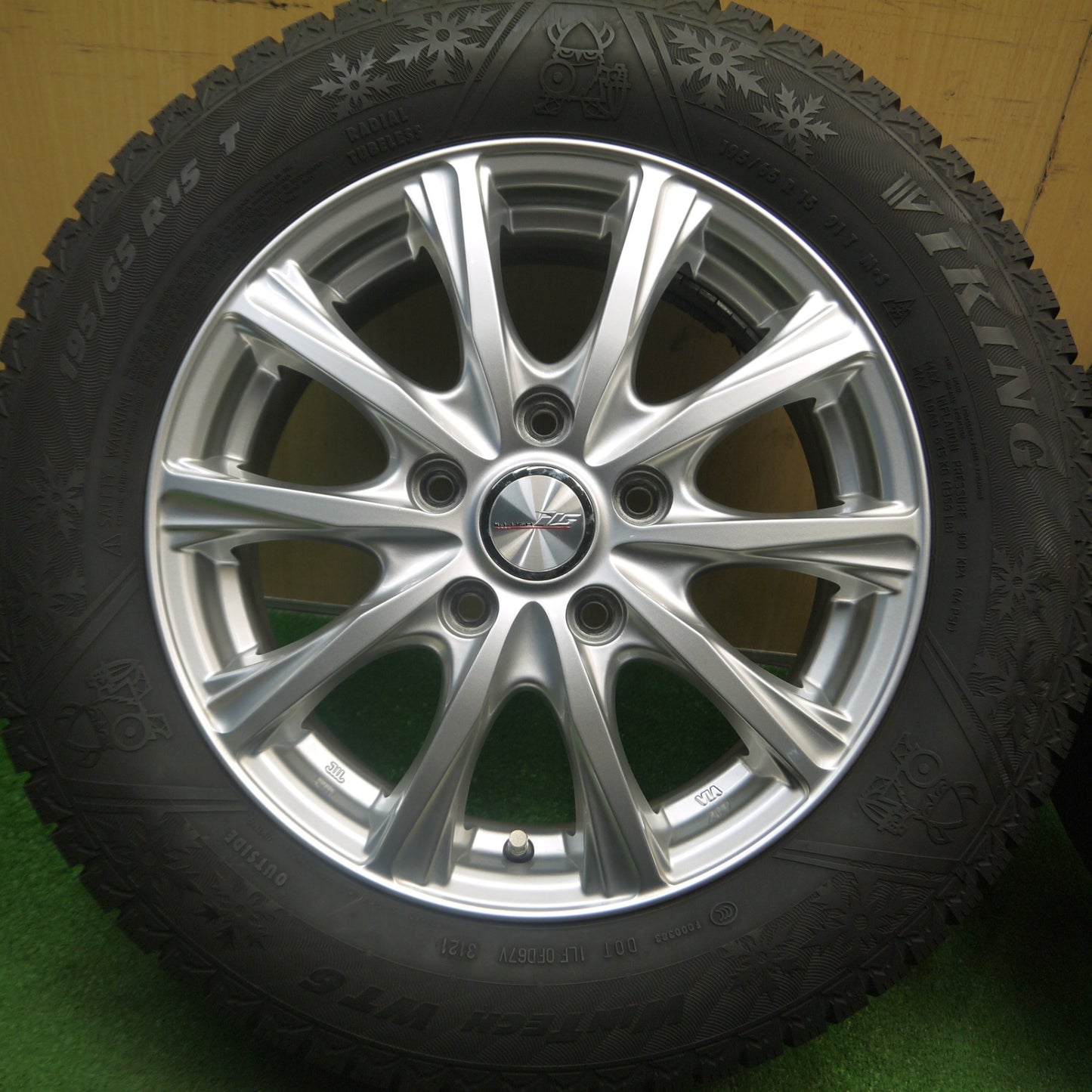 [送料無料] キレイ！21年★スタッドレス 195/65R15 バイキング WINTECH WT6 ILLUGA iG weds 15インチ PCD114.3/5H★5021909Hス