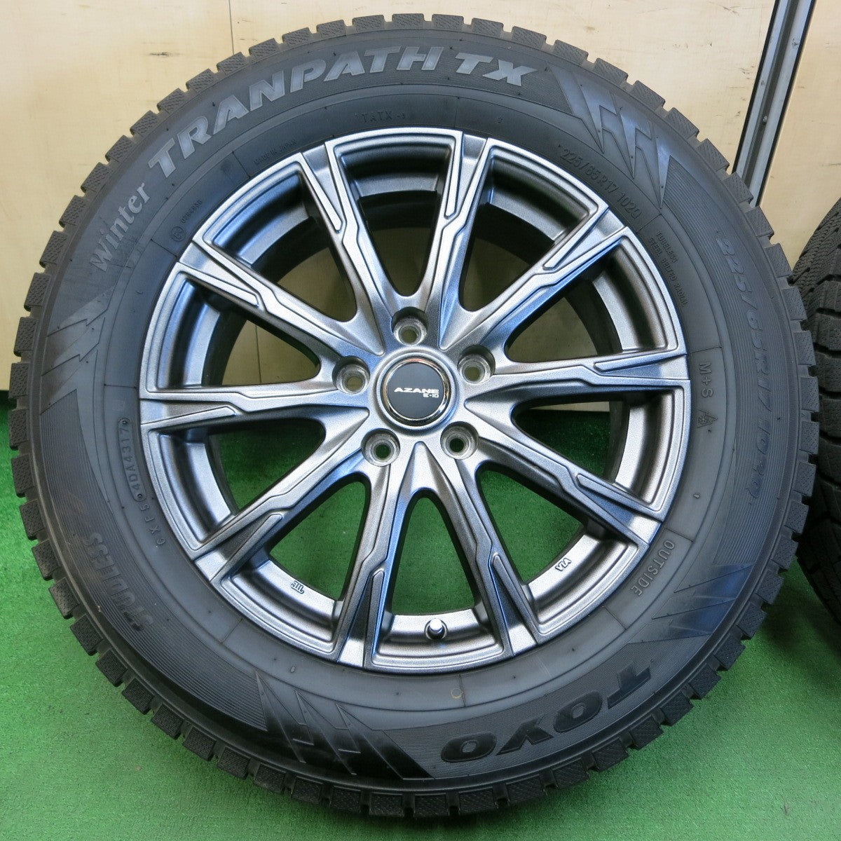 *送料無料* バリ溝！綺麗！9.5分★スタッドレス 225/65R17 トーヨー ウインター トランパス TX AZANE E-10 アザーネ PCD114.3/5H★4050302イス