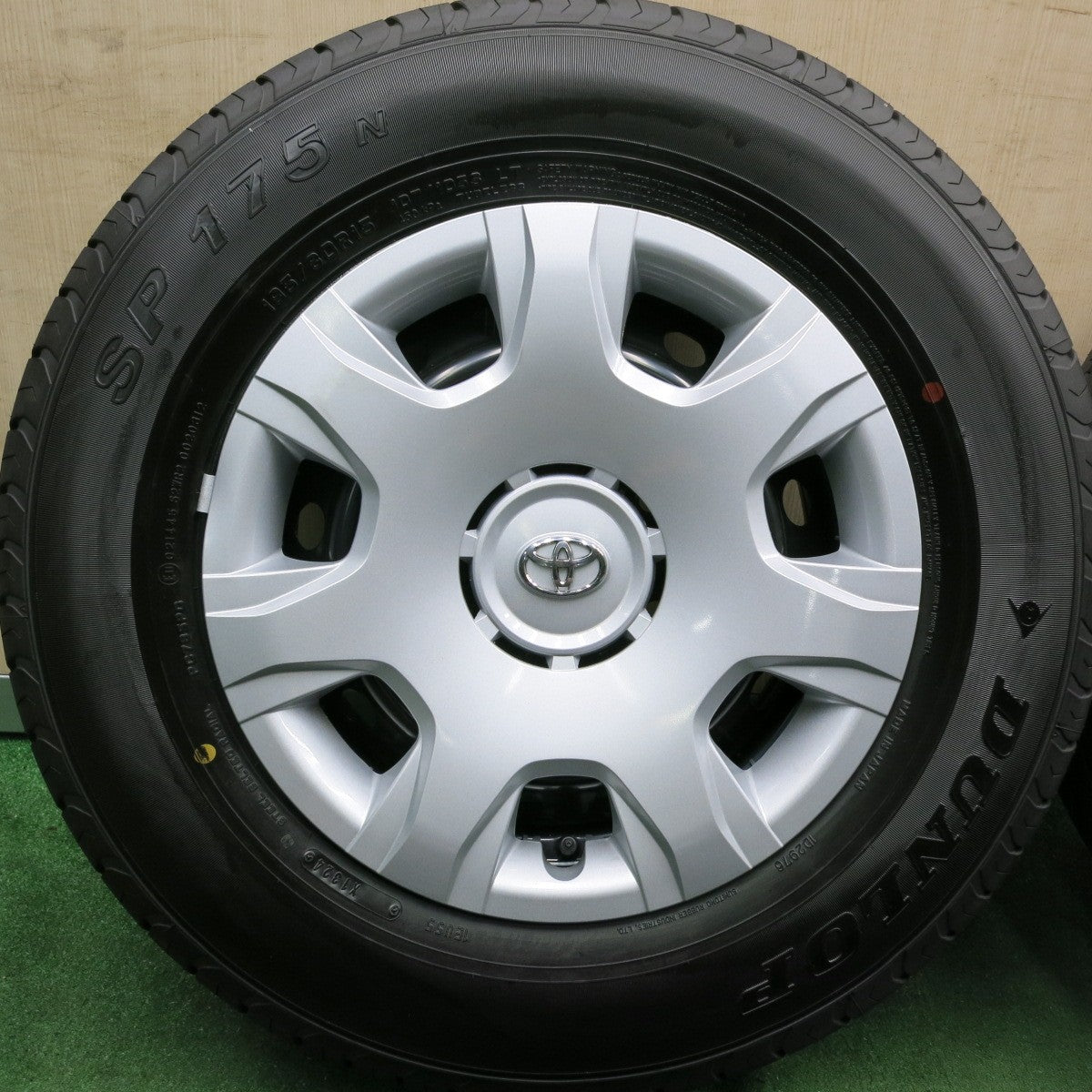 *送料無料* 新車外し！24年★トヨタ 200系 ハイエース 純正 スチール 195/80R15 107/105S ダンロップ SP175N 15インチ PCD139.7/6H★4062801HAノ