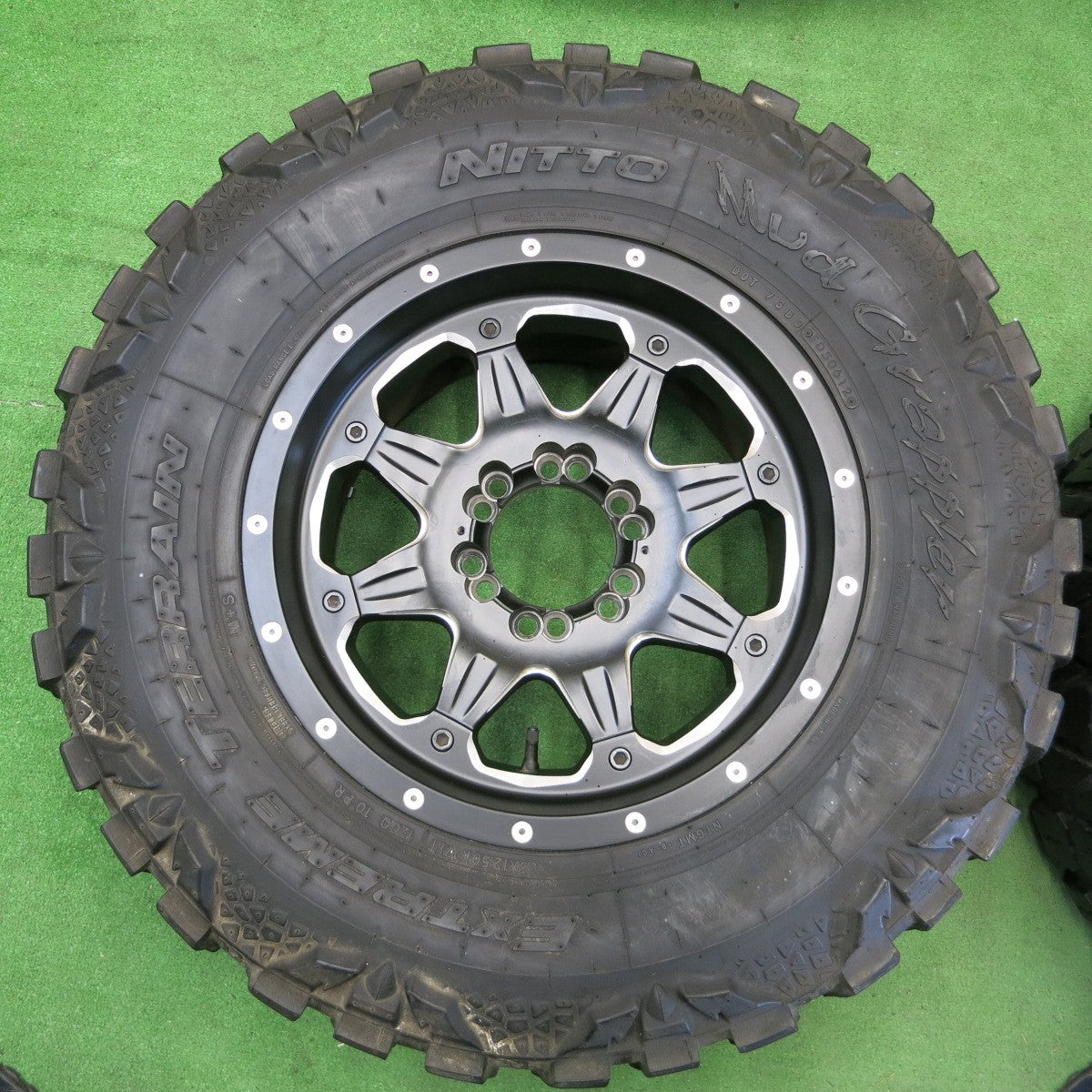 *送料無料* バリ溝！9.5分★FUEL 33×12.50R17 ニットー Mud Grappler EXTREME TERRAIN フューエル PCD135 139.7/6H マルチ★4060401ナノ