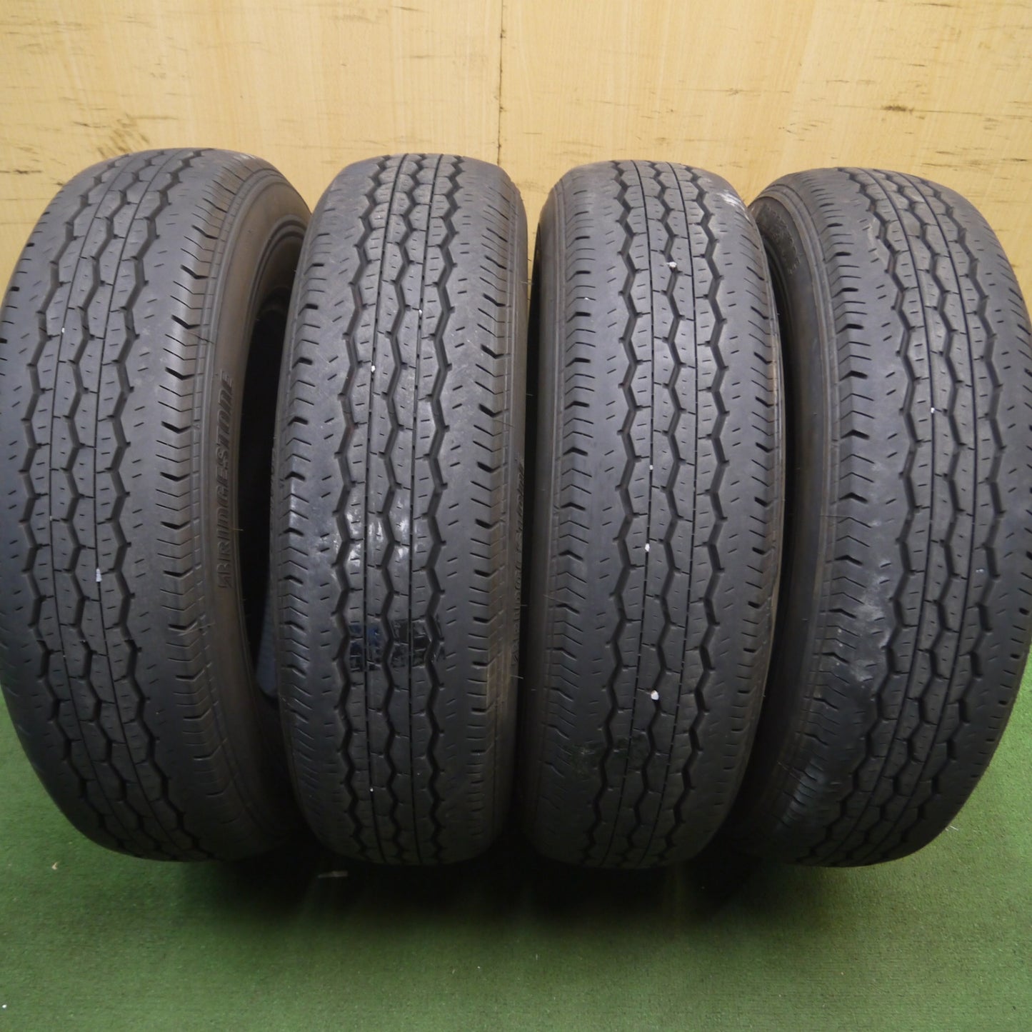 *送料無料* バリ溝！22年！9.5分★195/80R15 107/105N ブリヂストン エコピア RD613 タイヤ 15インチ ハイエース キャラバン 等★4040508Hノタ