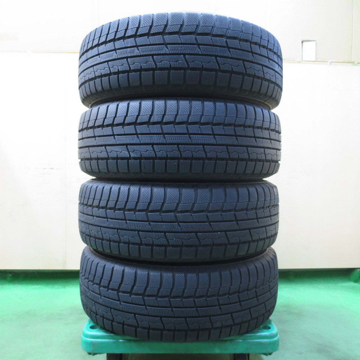 [送料無料] バリ溝！22年！キレイ！9.5分以上★スタッドレス 215/65R16 トーヨー ウインター トランパス TX GRASS グラス 16インチ PCD114.3/5H★4121206イス