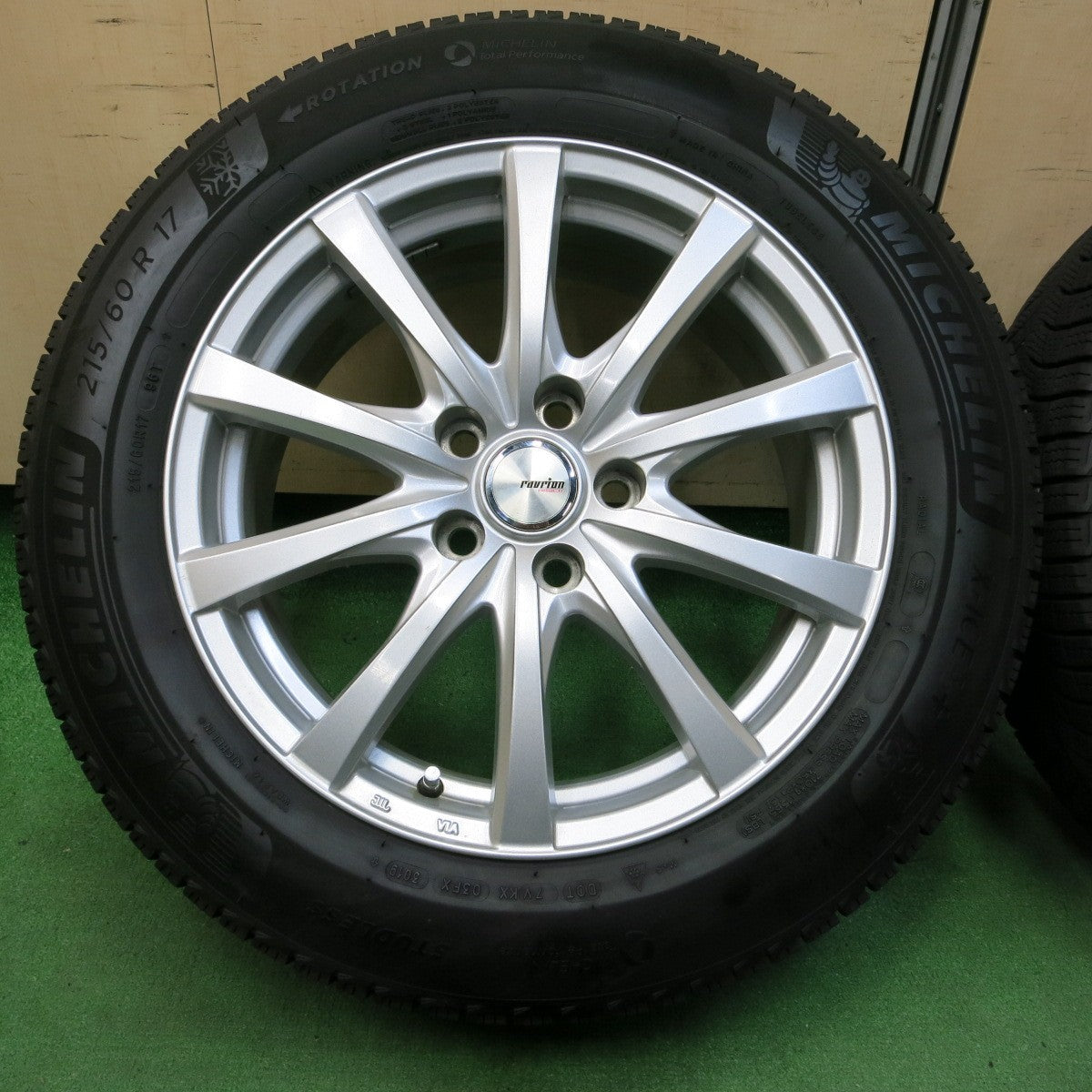 *送料無料* バリ溝！キレイ！9分★スタッドレス 215/60R17 ミシュラン X-ICE3+ ravrion RS01 ラブリオン 17インチ PCD114.3/5H★4052306イス