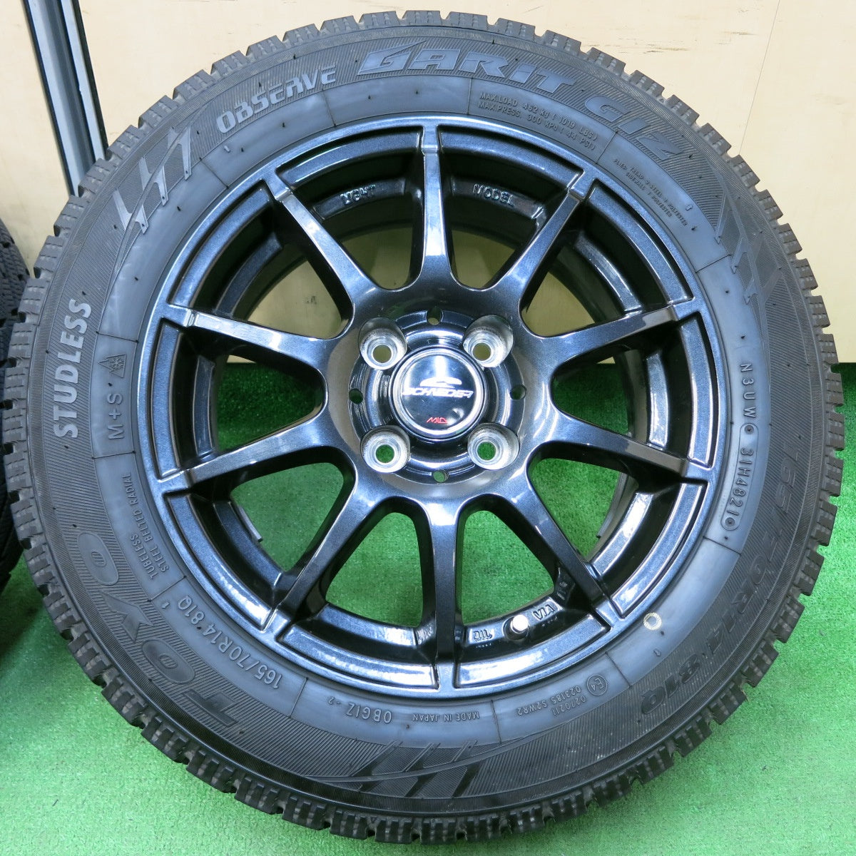 *送料無料* バリ溝！21年！キレイ！9.5分以上★スタッドレス 165/70R14 トーヨー オブザーブ ガリット GIZ SCHNEIDER MiD シュナイダー 14インチ PCD100/4H★4051108イス