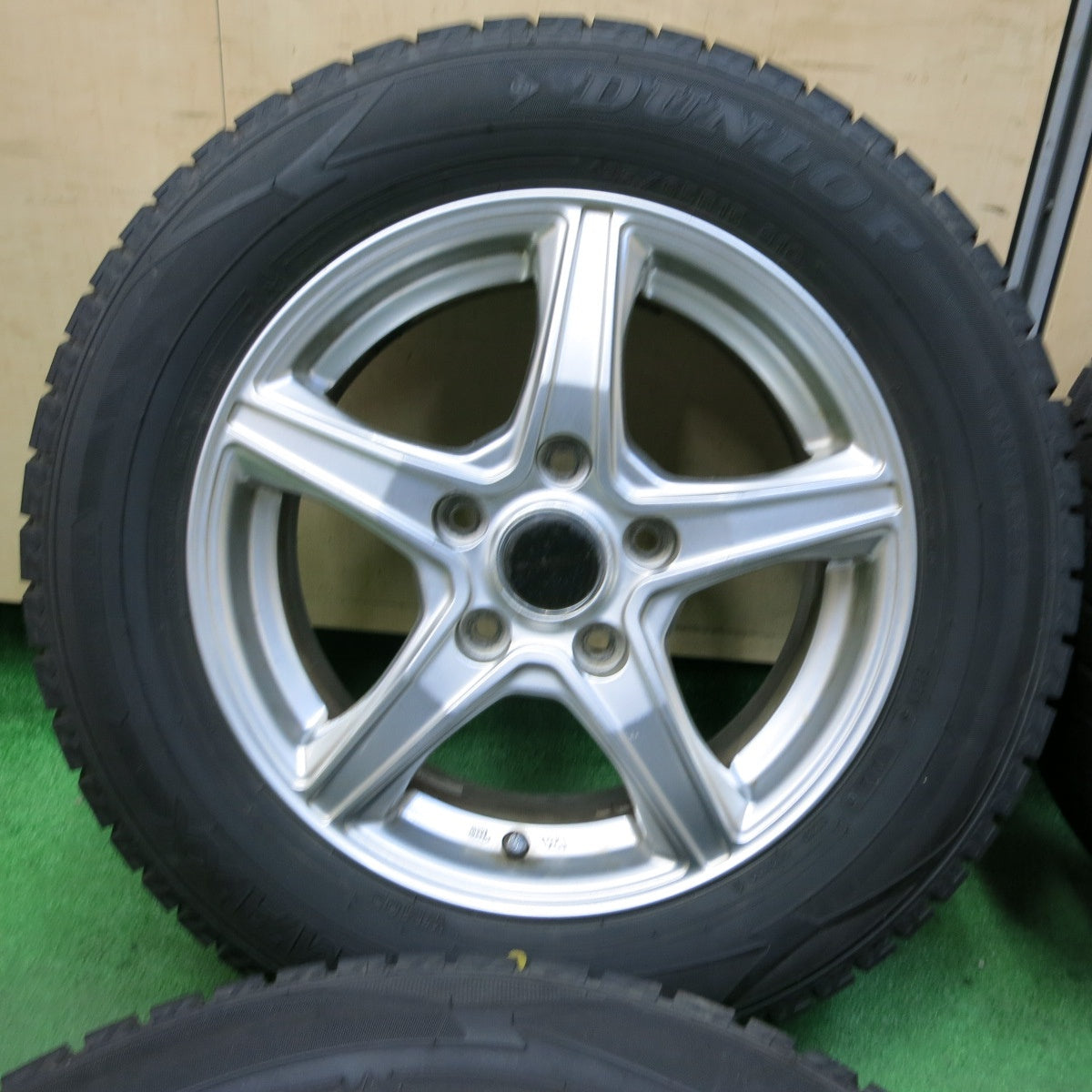 *送料無料* バリ溝！21年！9分★スタッドレス 195/65R15 ダンロップ ウインターマックス WM02 BALMINUM バルミナ 15インチ PCD114.3/5H★4072507SYス