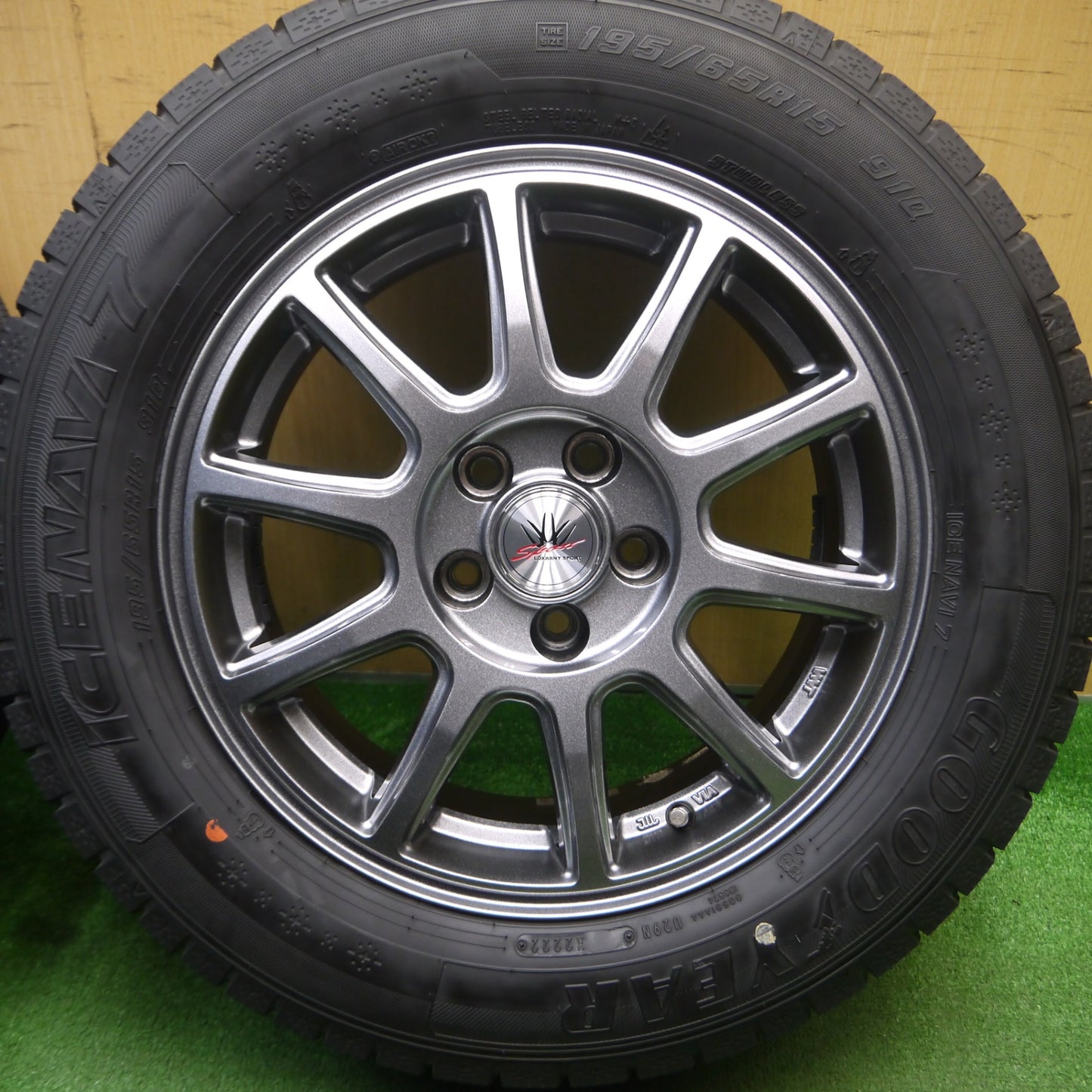 [送料無料] バリ溝！22年！キレイ！9分★プリウス 等 LOXARNY SPORT 195/65R15 スタッドレス グッドイヤー アイスナビ7 ロクサーニ スポーツ 15インチ PCD100/5H★5030405Hス