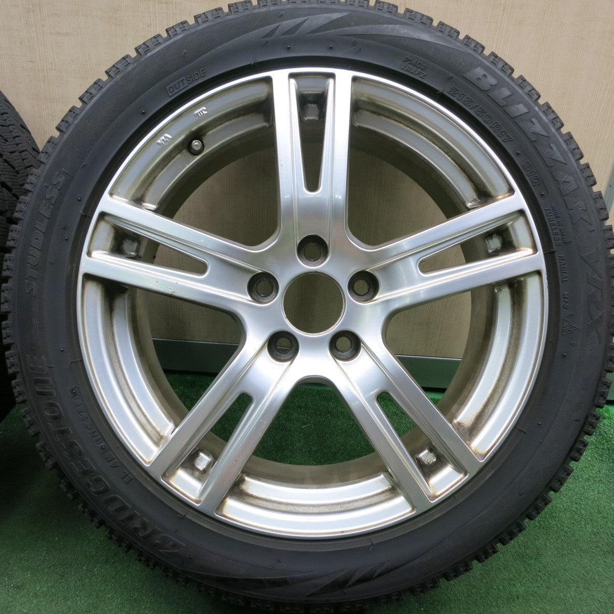 *送料無料* バリ溝！8.5分★ボルボ 等 阿部商会 215/50R17 スタッドレス ブリヂストン ブリザック VRX 17インチ PCD108/5H★4070502HAス