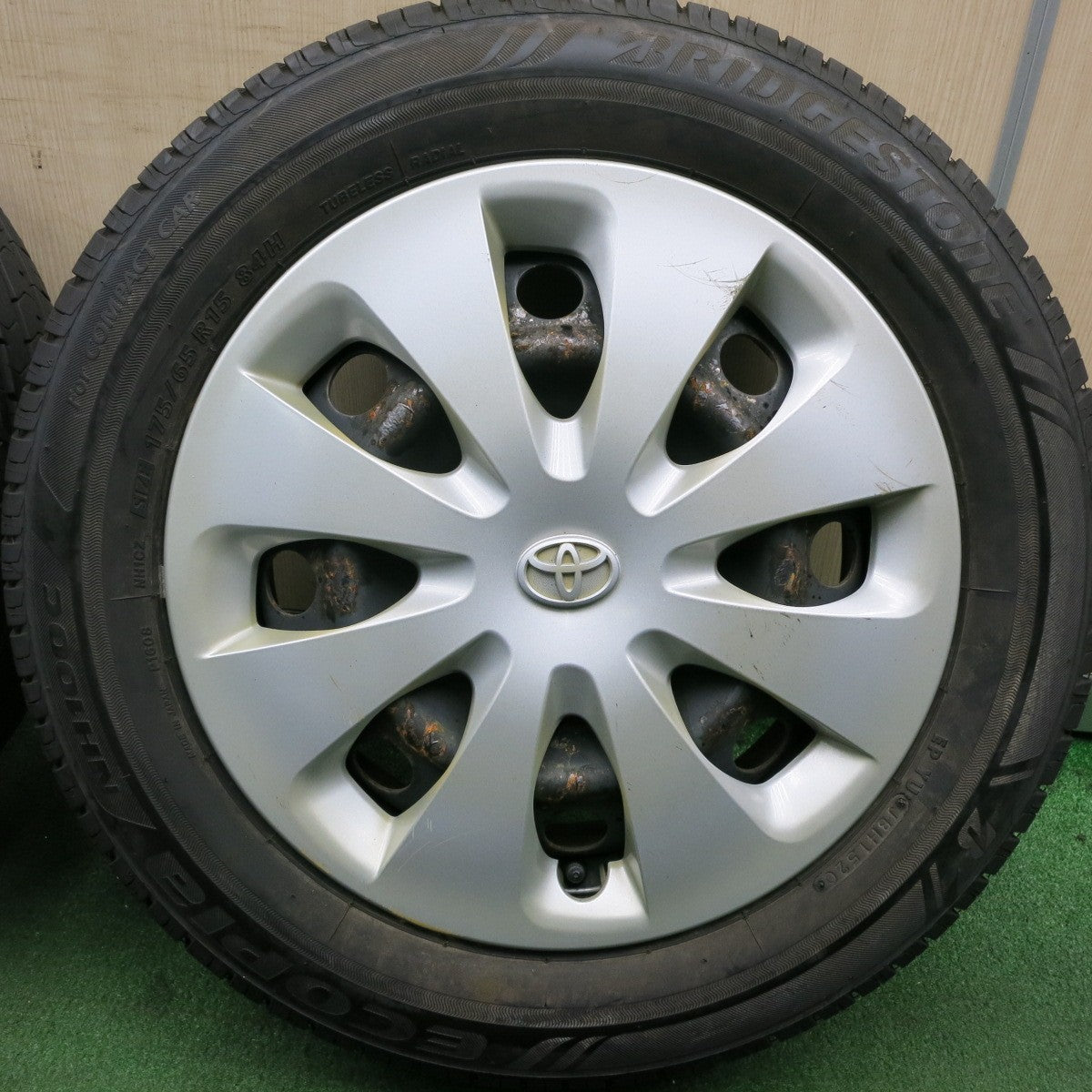 *送料無料* バリ溝！20年！9.5分★トヨタ NHP10 アクア 純正 スチール 175/65R15 ブリヂストン エコピア NH100C 15インチ PCD100/4H★4042907HAノ