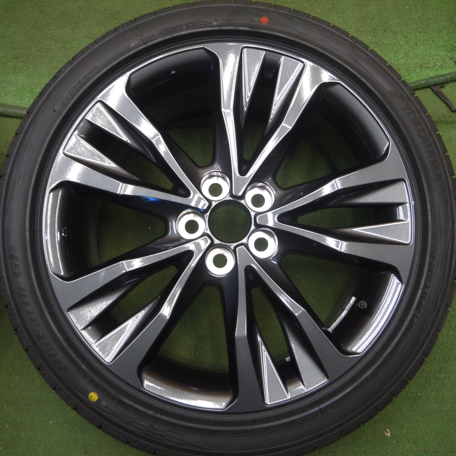 送料無料* 新車外し！23年☆トヨタ カローラ ツーリング WxB 純正 215/45R17 ヨコハマ BluEarth-GT AE51 |  名古屋/岐阜の中古カー用品・工具の買取/販売ならガレージゲット