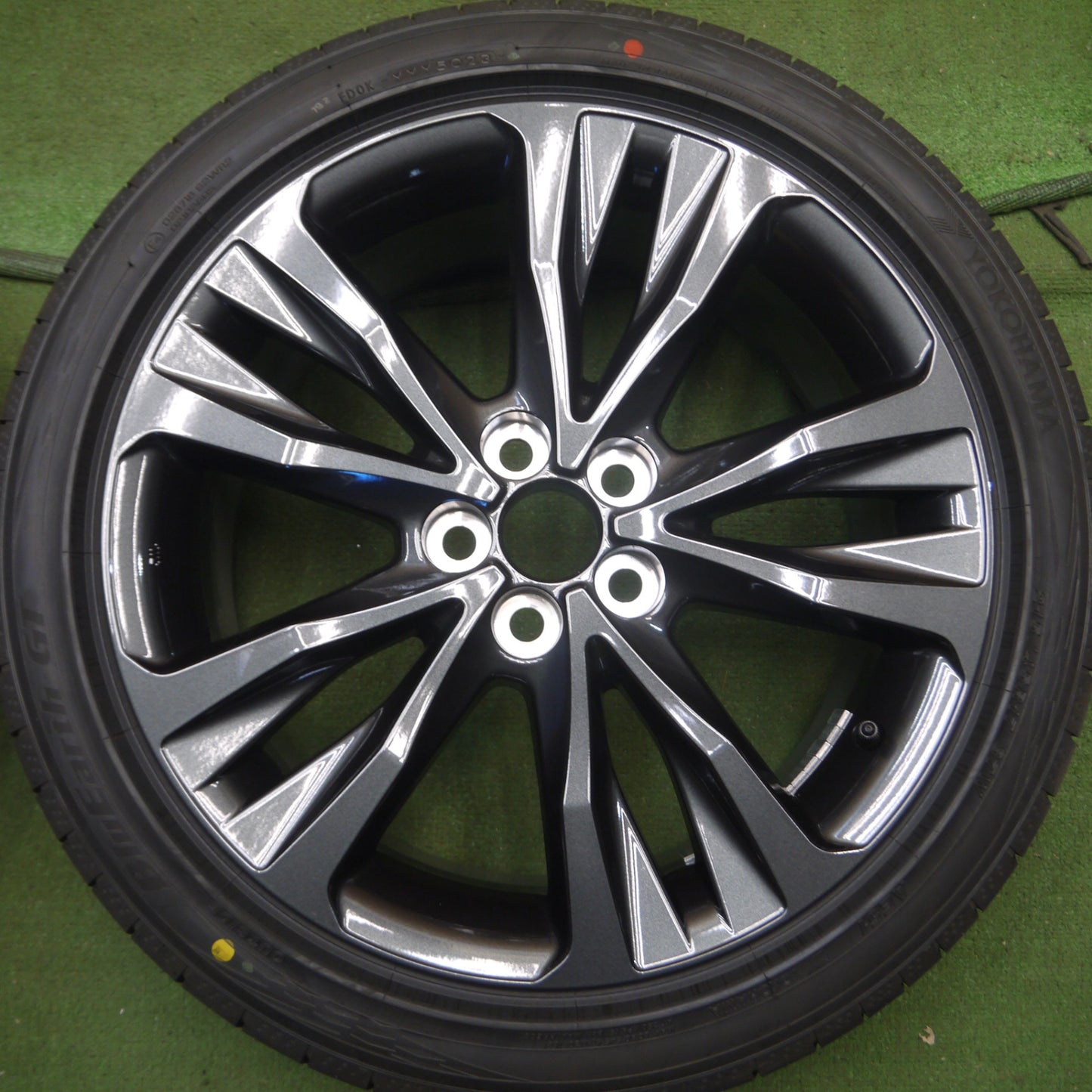 *送料無料* 新車外し！23年★トヨタ カローラ ツーリング WxB 純正 215/45R17 ヨコハマ BluEarth-GT AE51 17インチ PCD100/5H★4041508Hノ